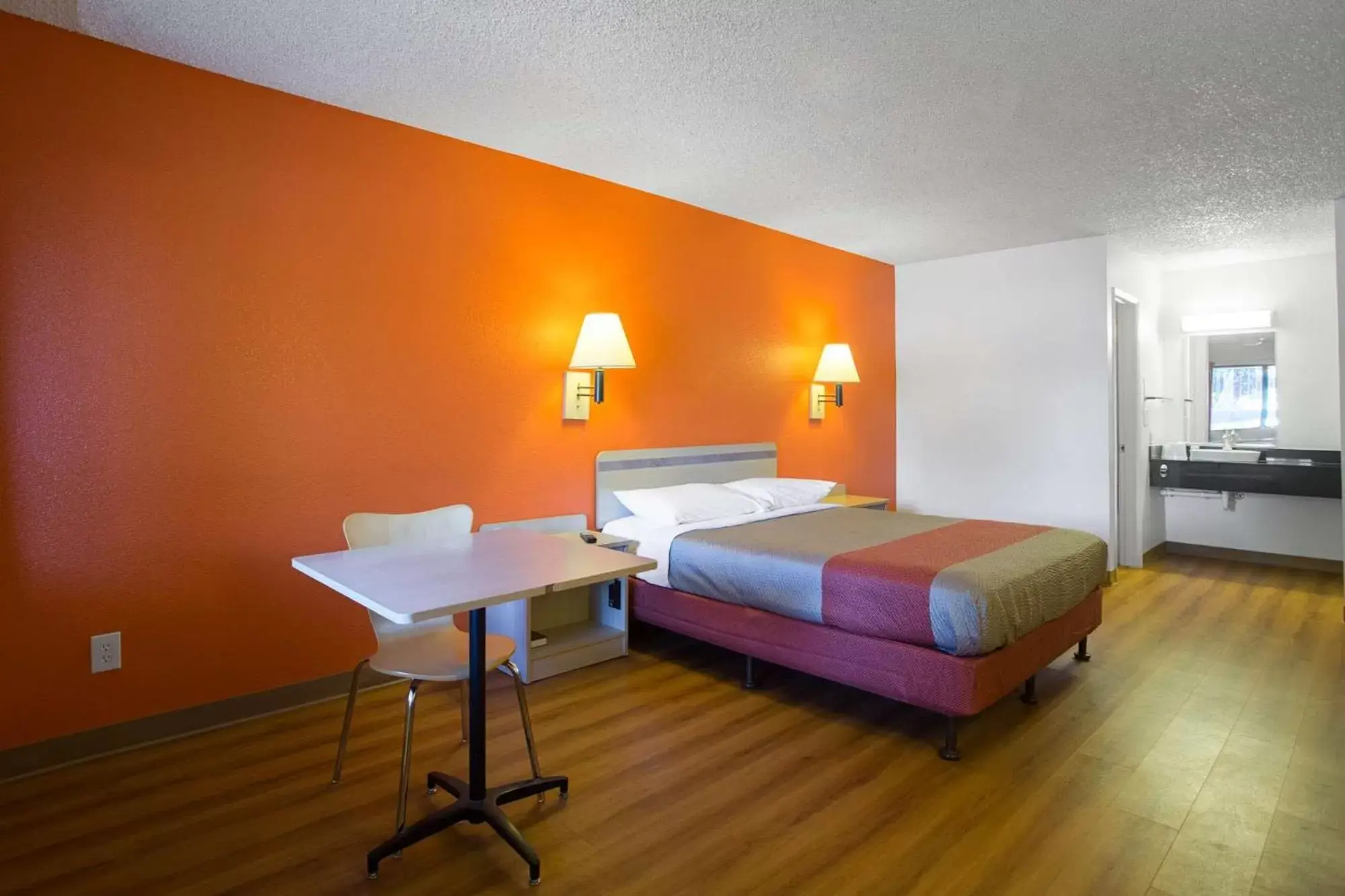 TV and multimedia, Bed in Motel 6-Kingman, AZ - Route 66 West