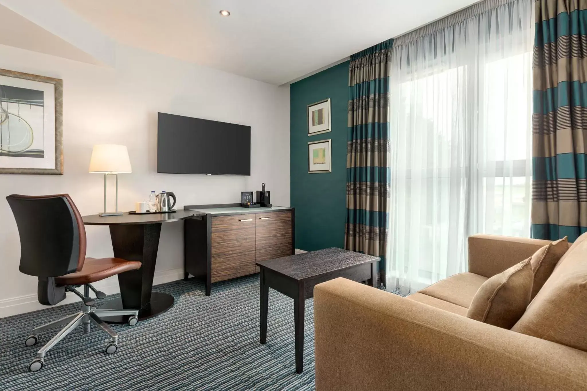 Photo of the whole room, Seating Area in Holiday Inn Birmingham Airport - NEC, an IHG Hotel