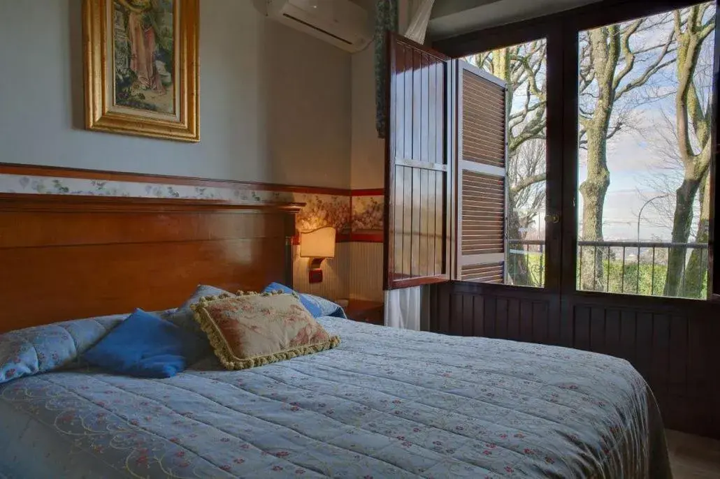 Bedroom, Bed in Miralago