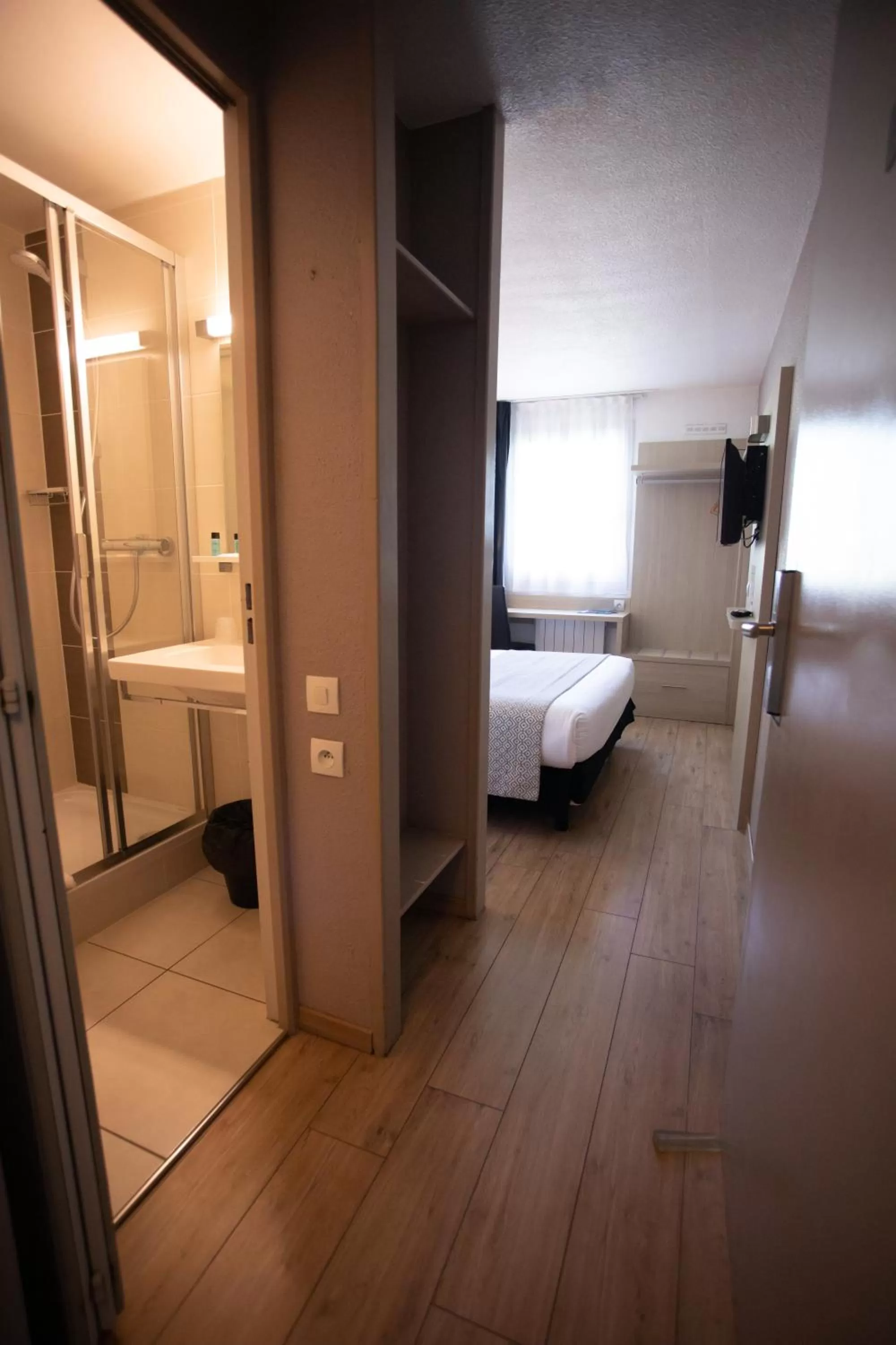 Shower, Bed in Hôtel Relais d'Étretat