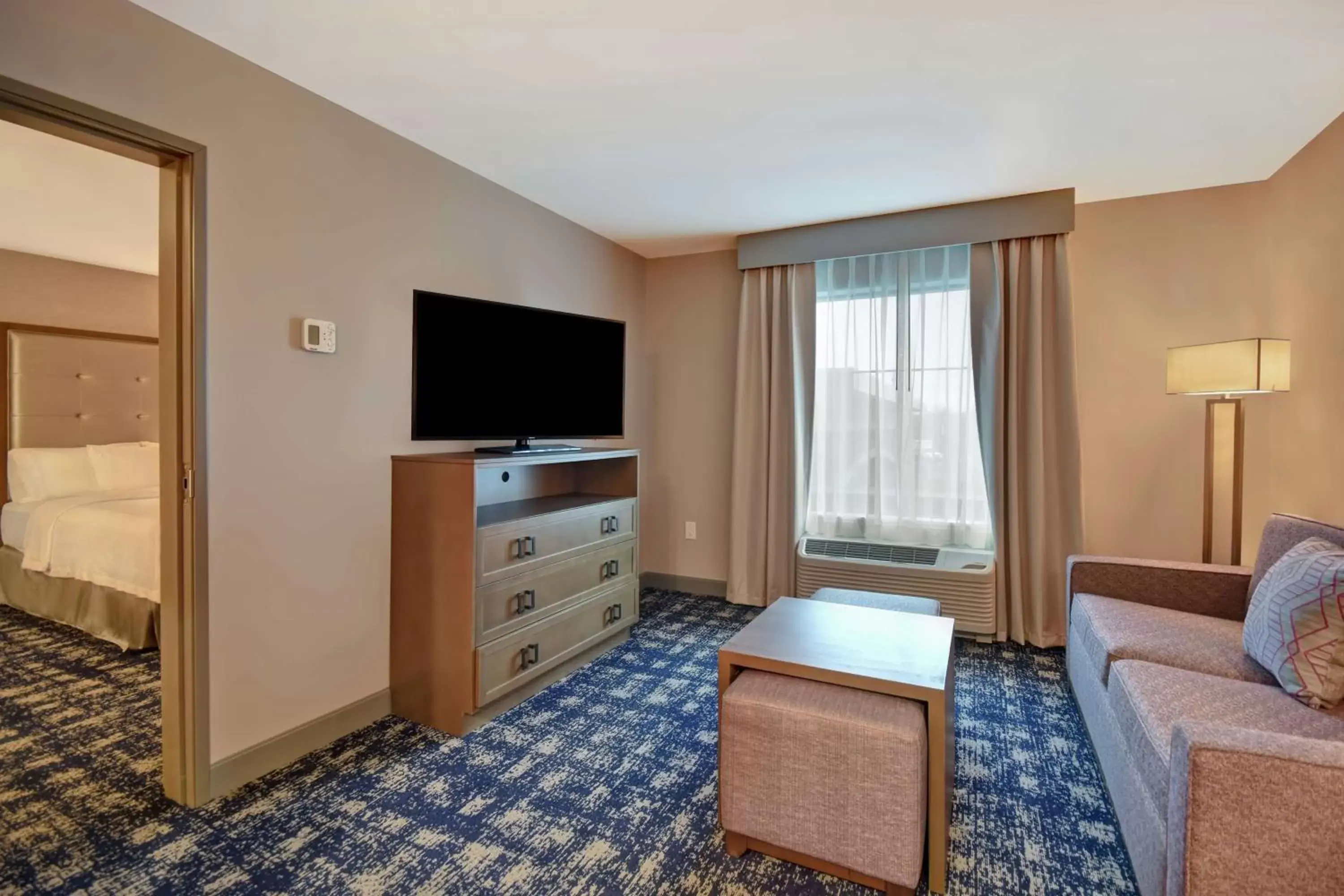Bedroom, TV/Entertainment Center in Homewood Suites By Hilton Orange New Haven