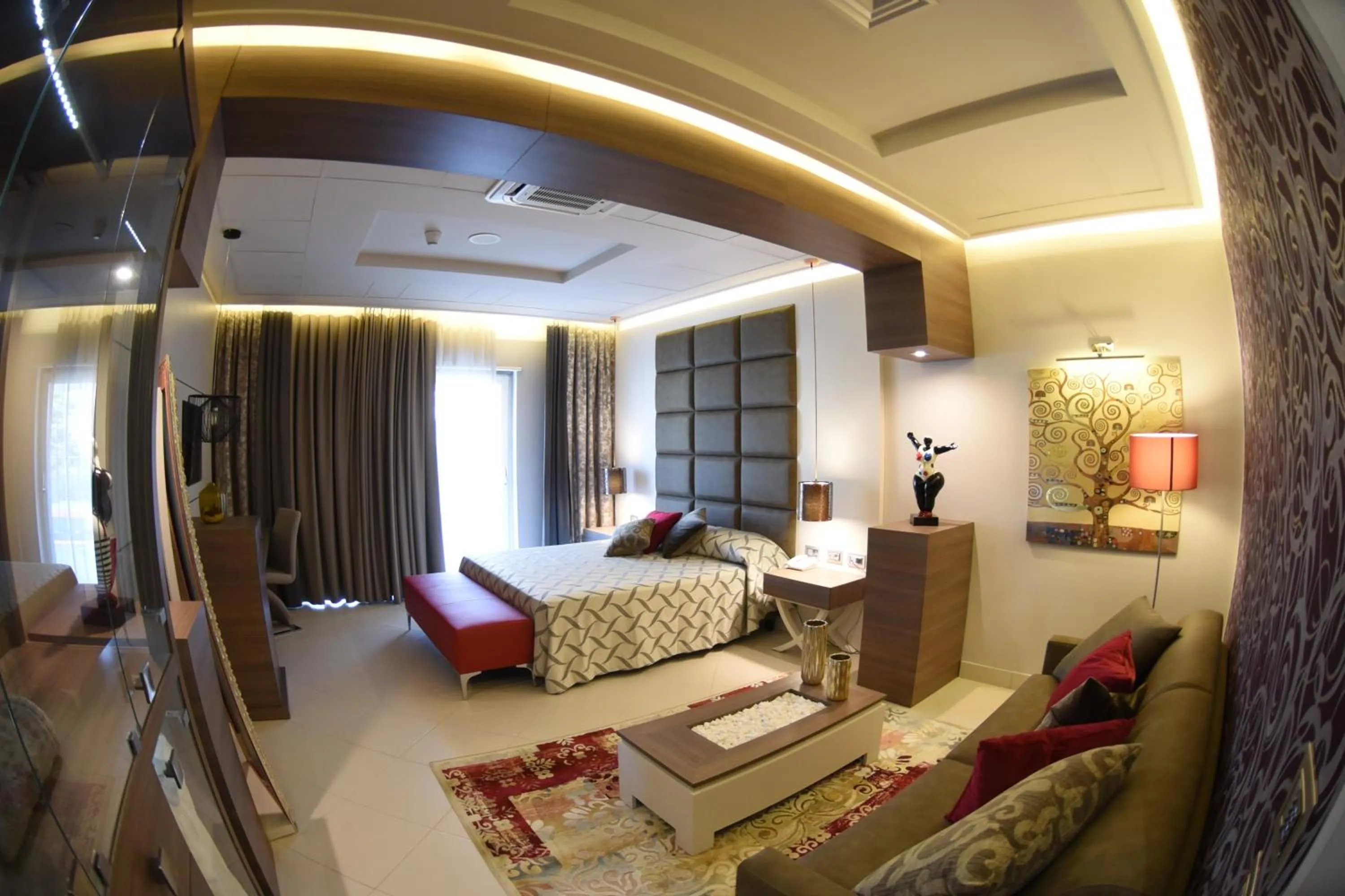 Photo of the whole room, Bed in Hotel Niagara