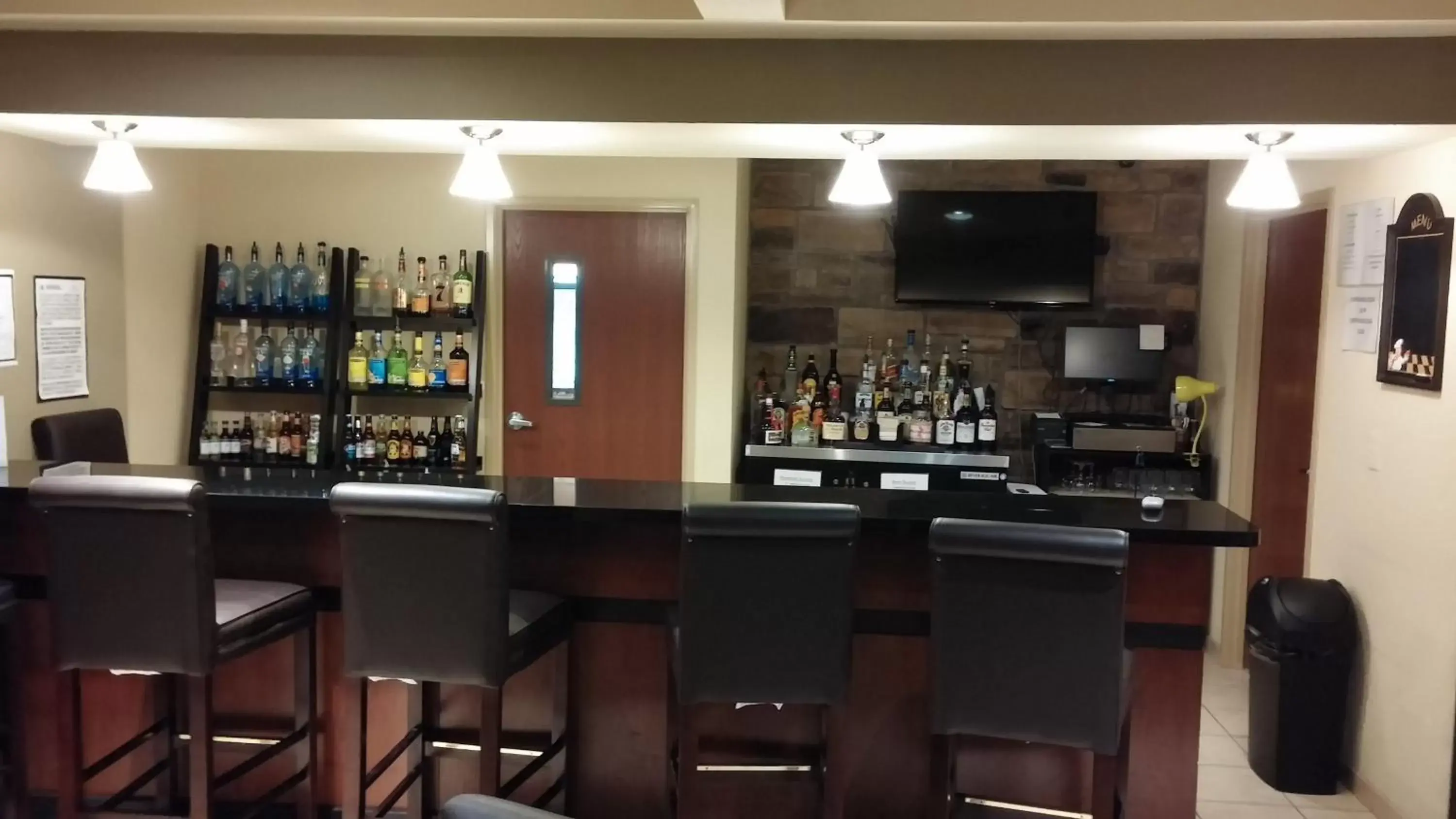 Lounge or bar, Lounge/Bar in Cobblestone Inn & Suites - Holyoke