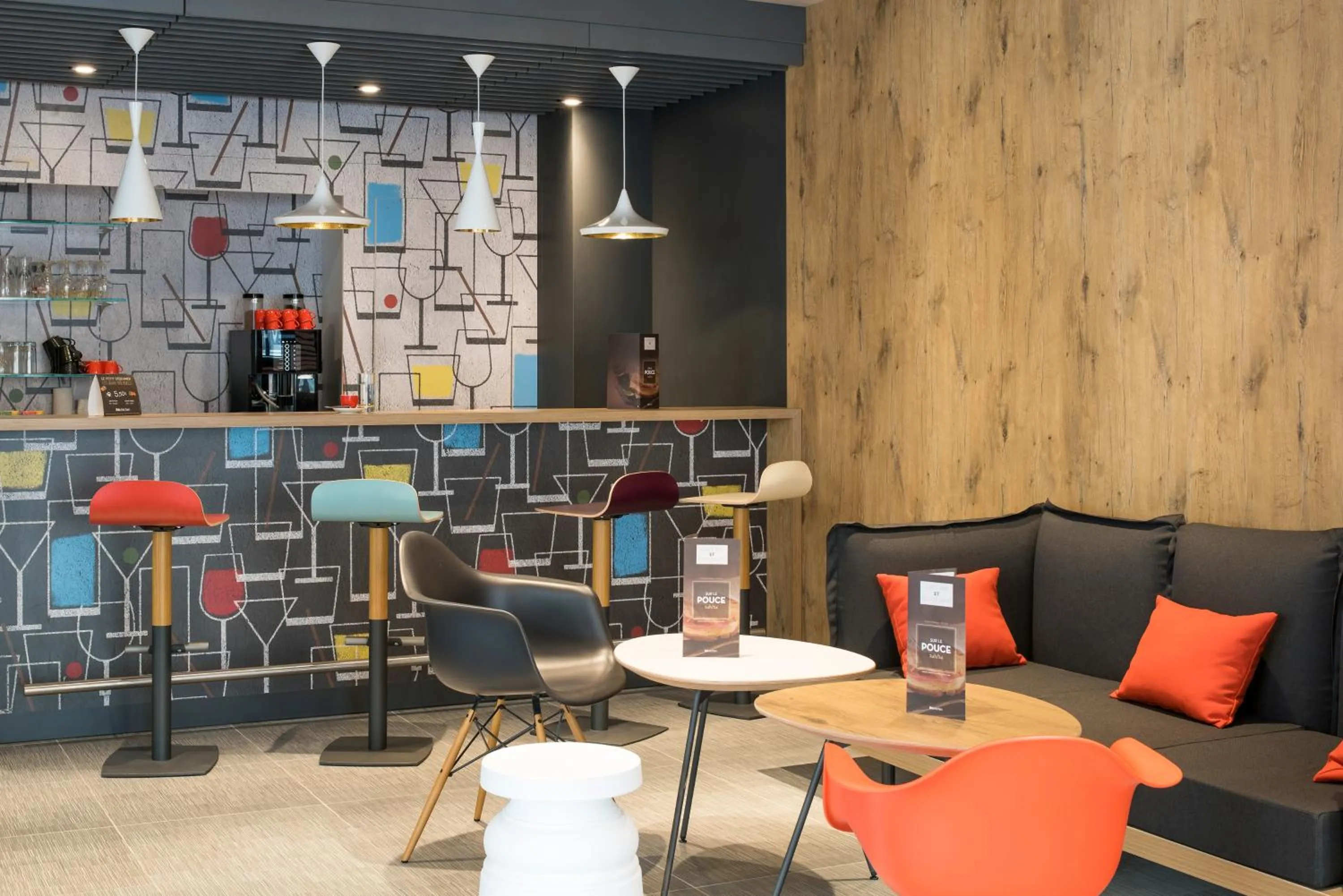 Lounge or bar in ibis Saint Germain en Laye Centre