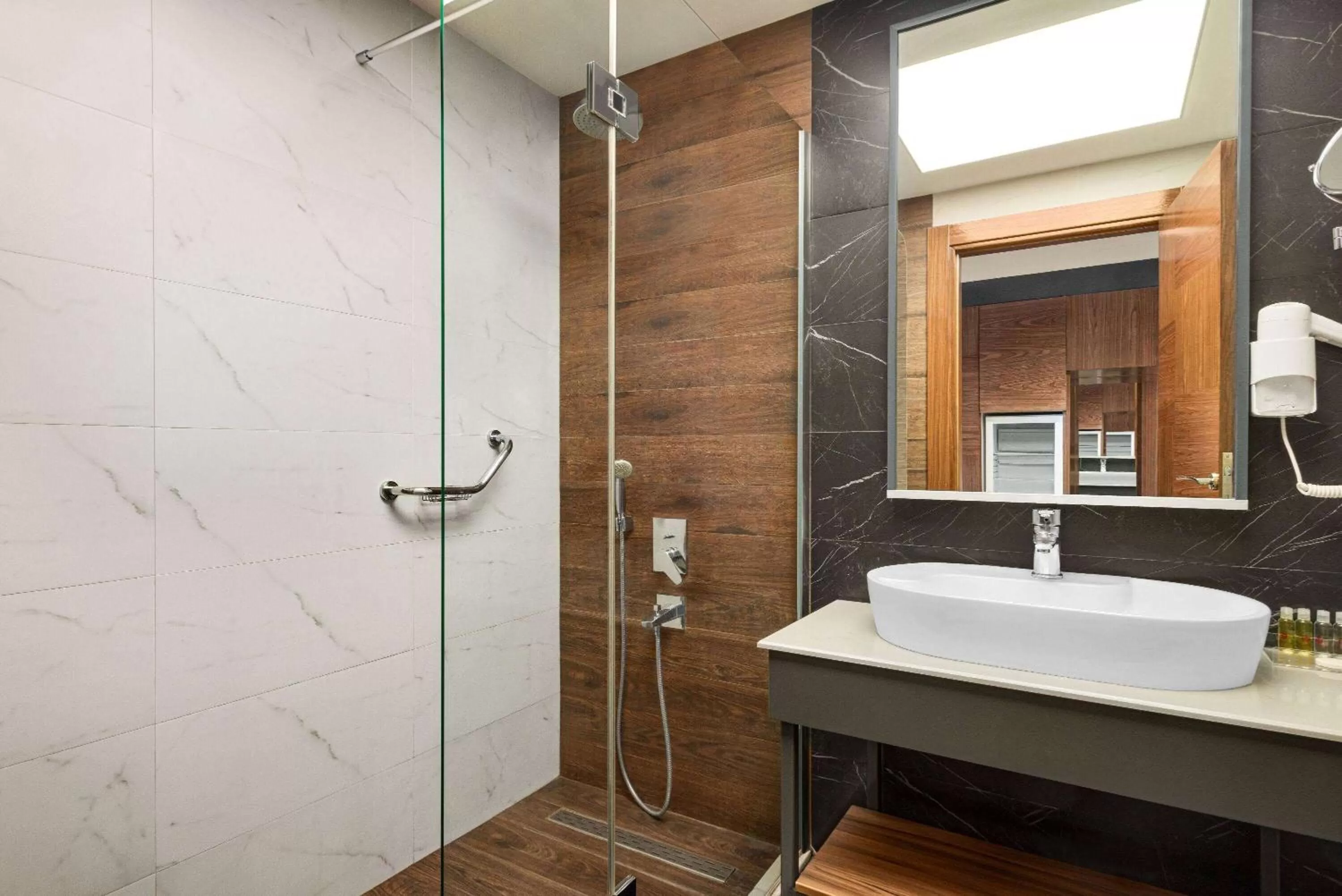 Bathroom in Ramada Plaza by Wyndham Samsun