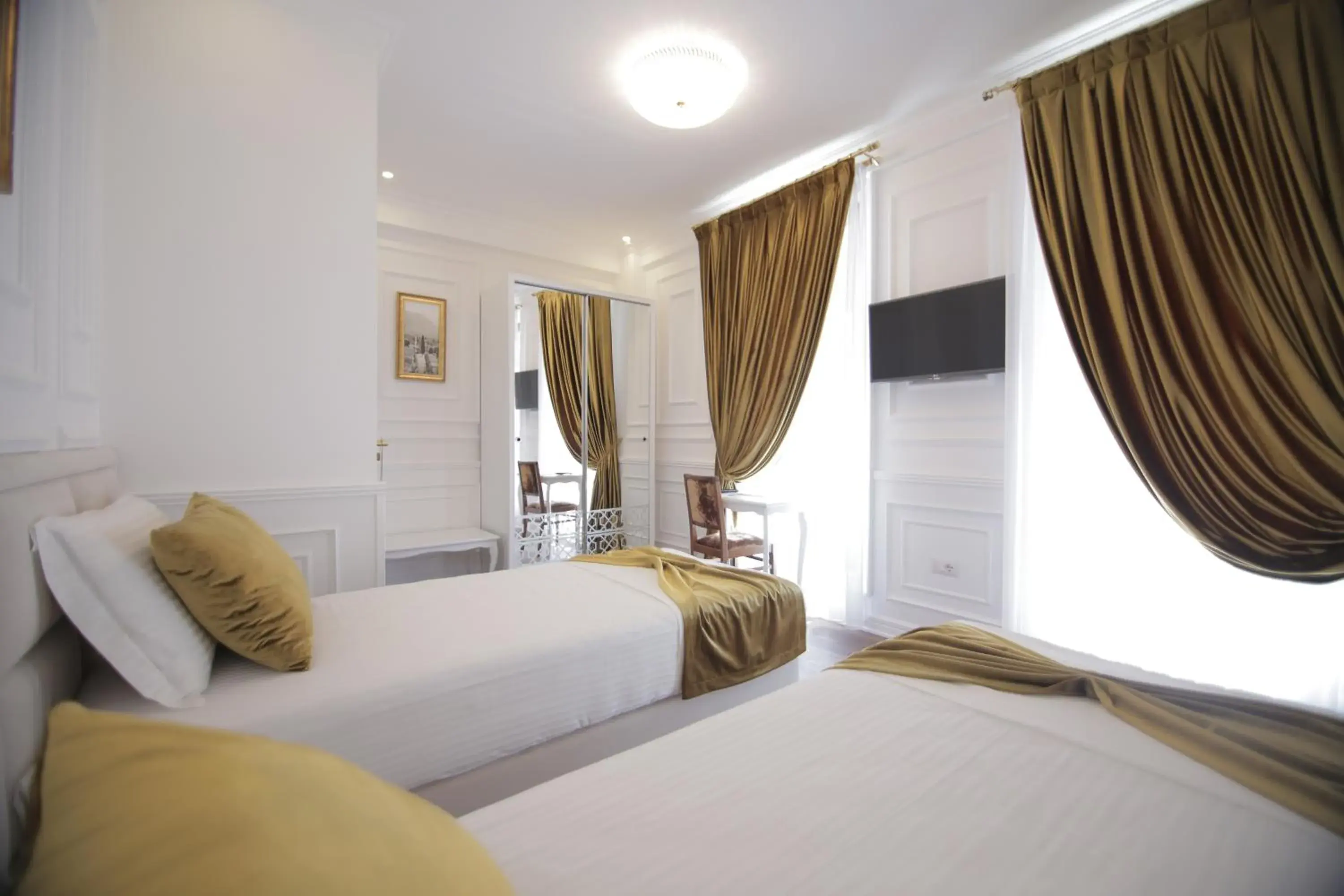 Communal lounge/ TV room, Bed in Eler Hotel