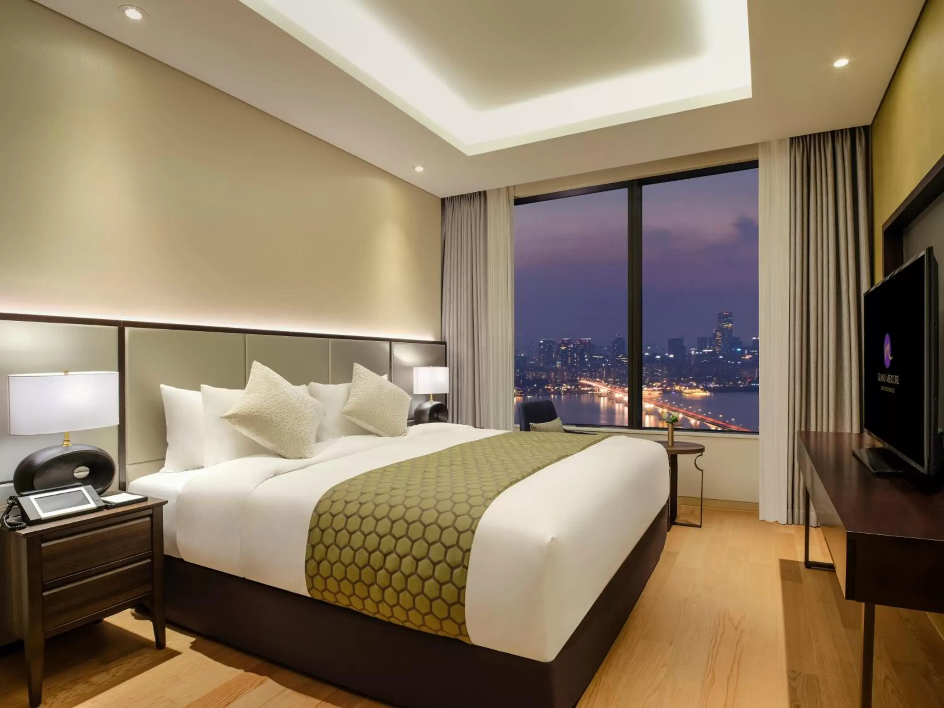 Bed in Grand Mercure Ambassador Hotel and Residences Seoul Yongsan