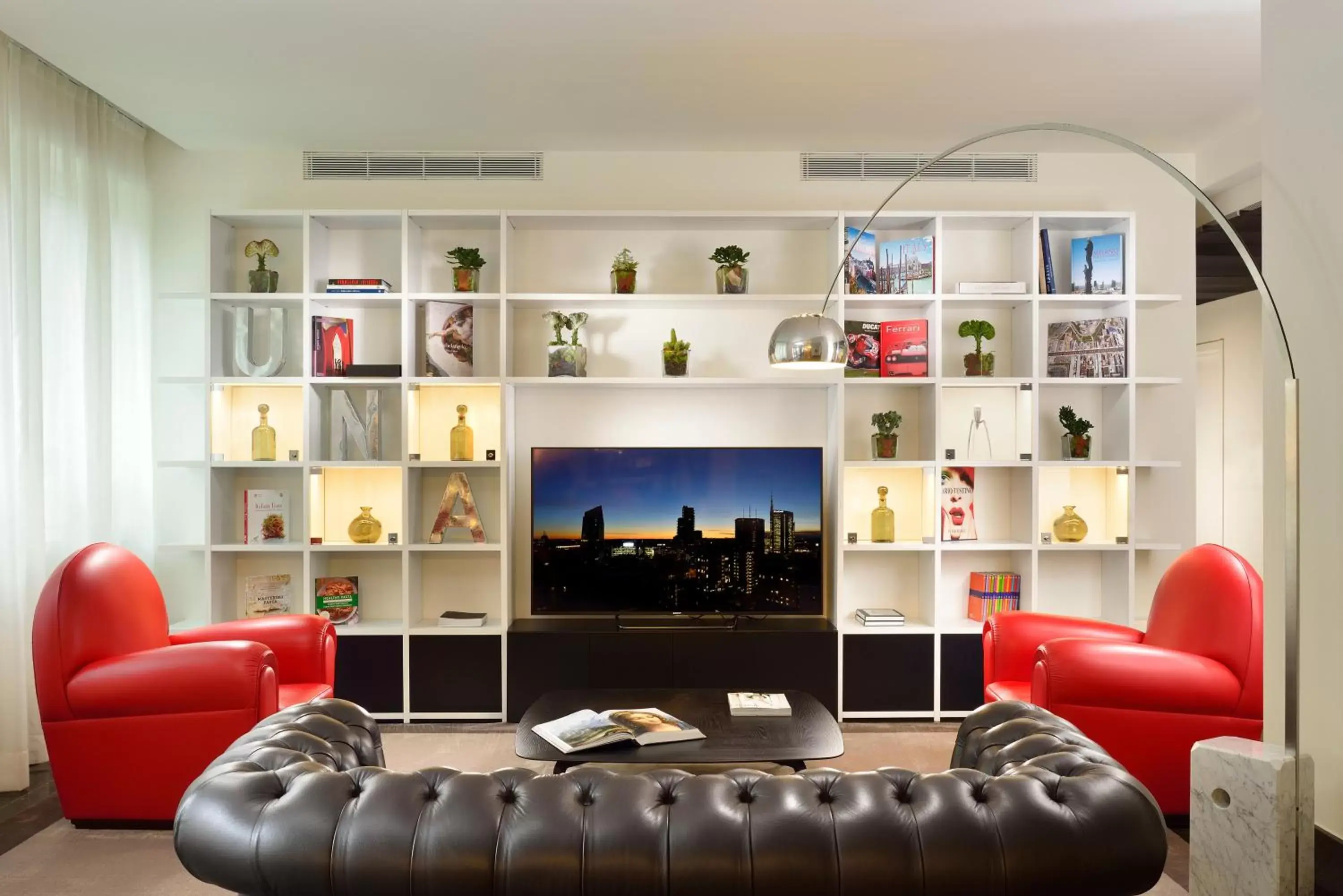 Communal lounge/ TV room in UNAHOTELS Century Milano