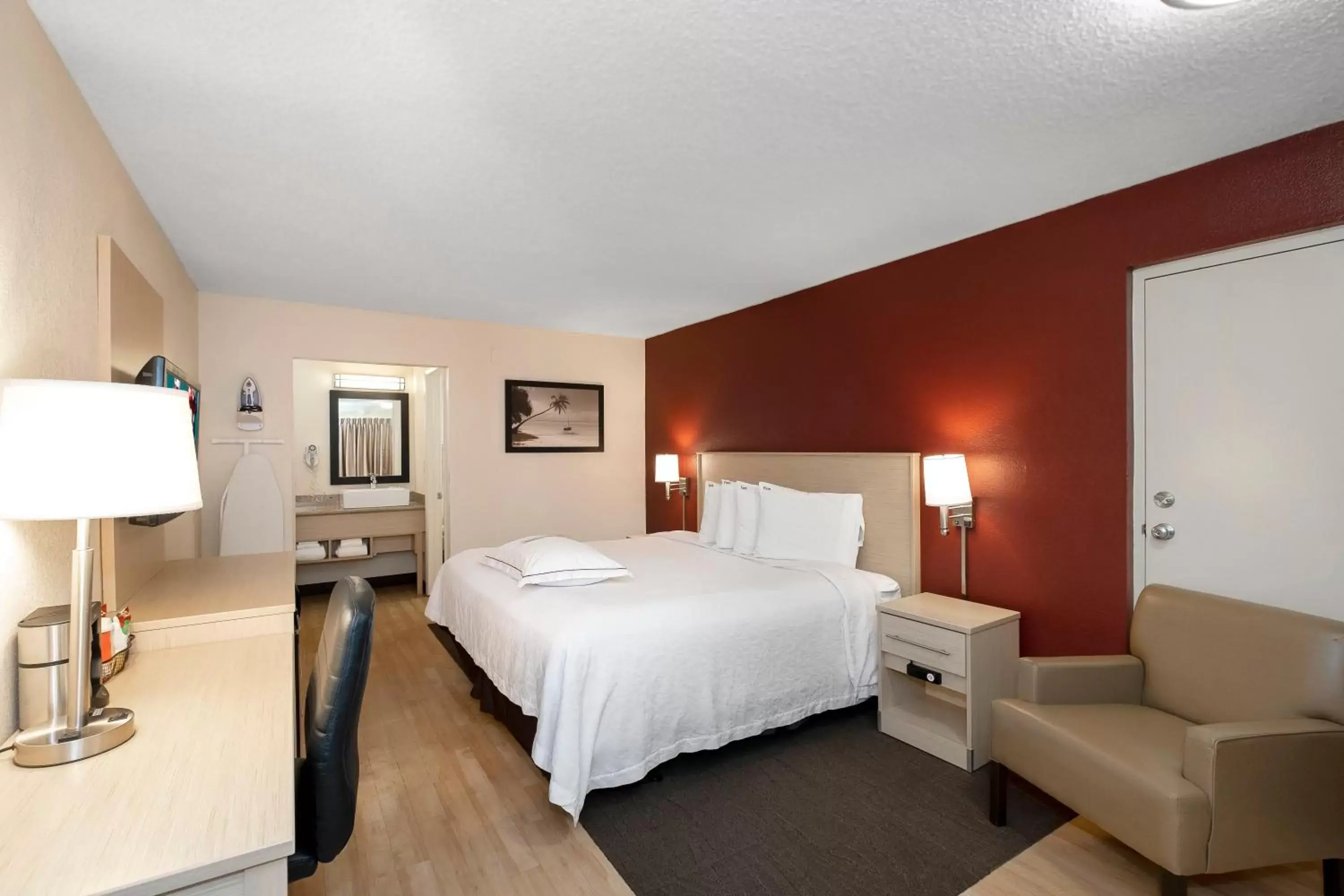 Photo of the whole room, Bed in Red Roof Inn PLUS+ & Suites Naples Downtown-5th Ave S