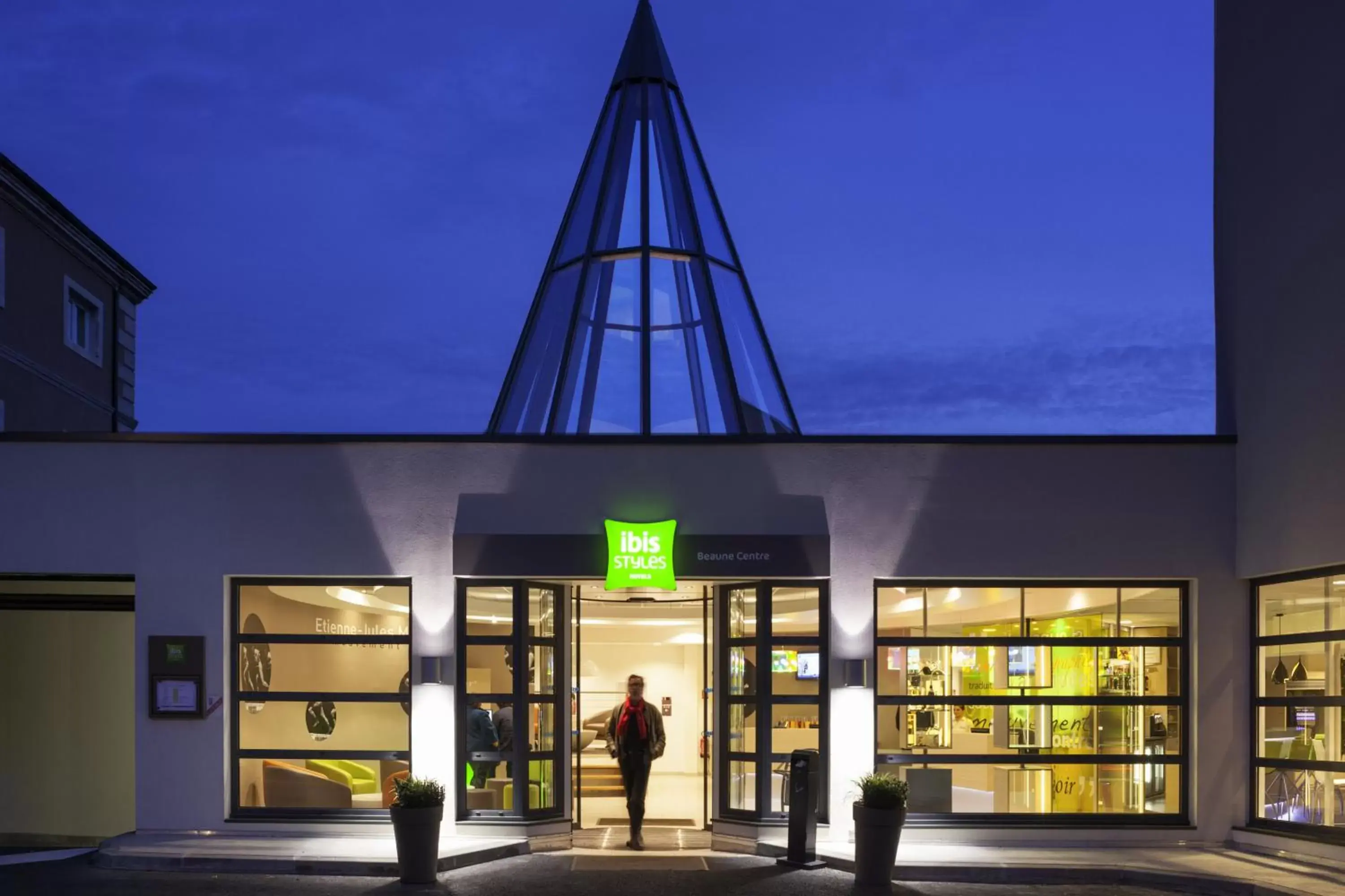 Facade/entrance in ibis Styles Beaune Centre