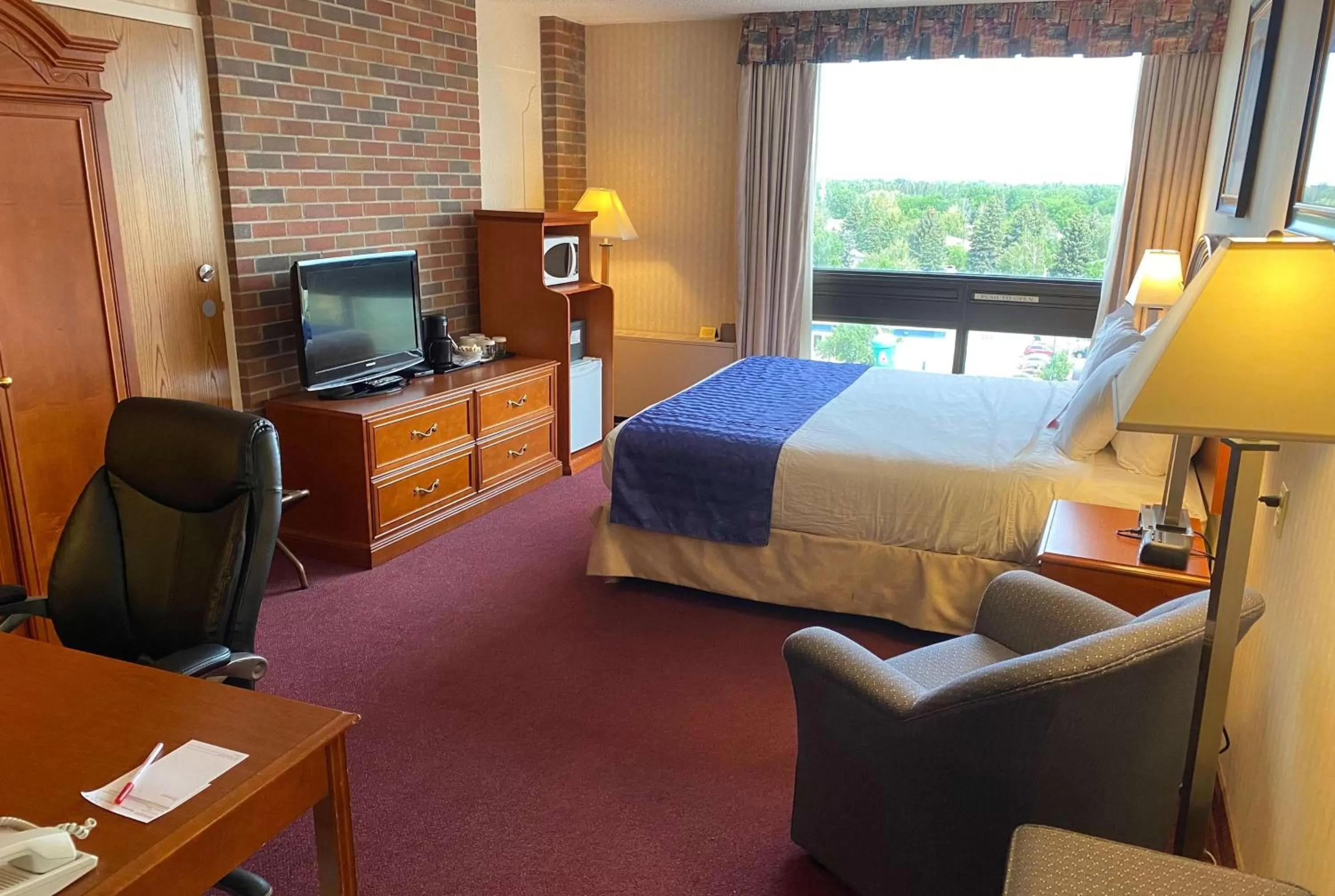 Photo of the whole room, Bed in Ramada by Wyndham Lethbridge