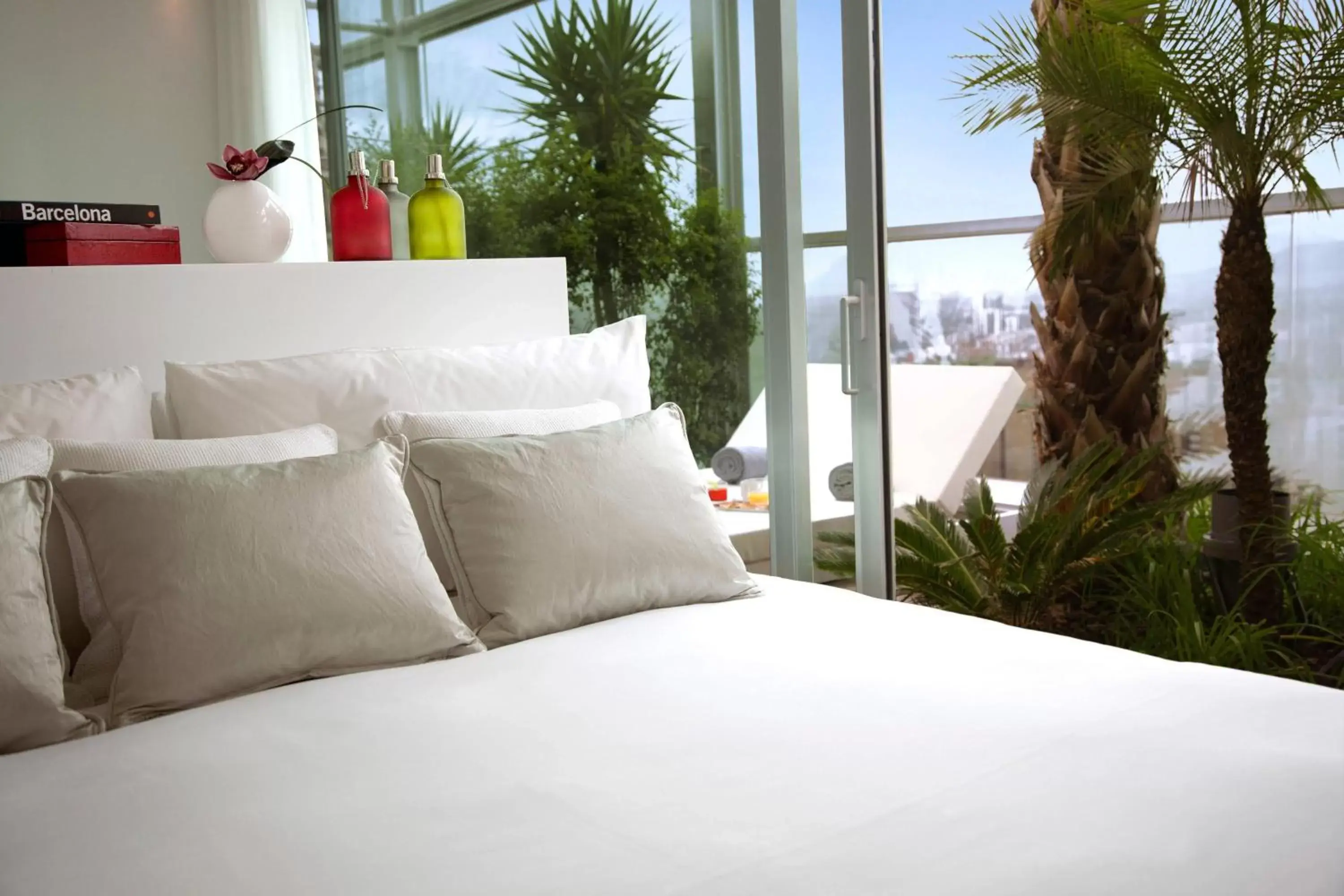 Bedroom, Bed in Renaissance Barcelona Fira Hotel