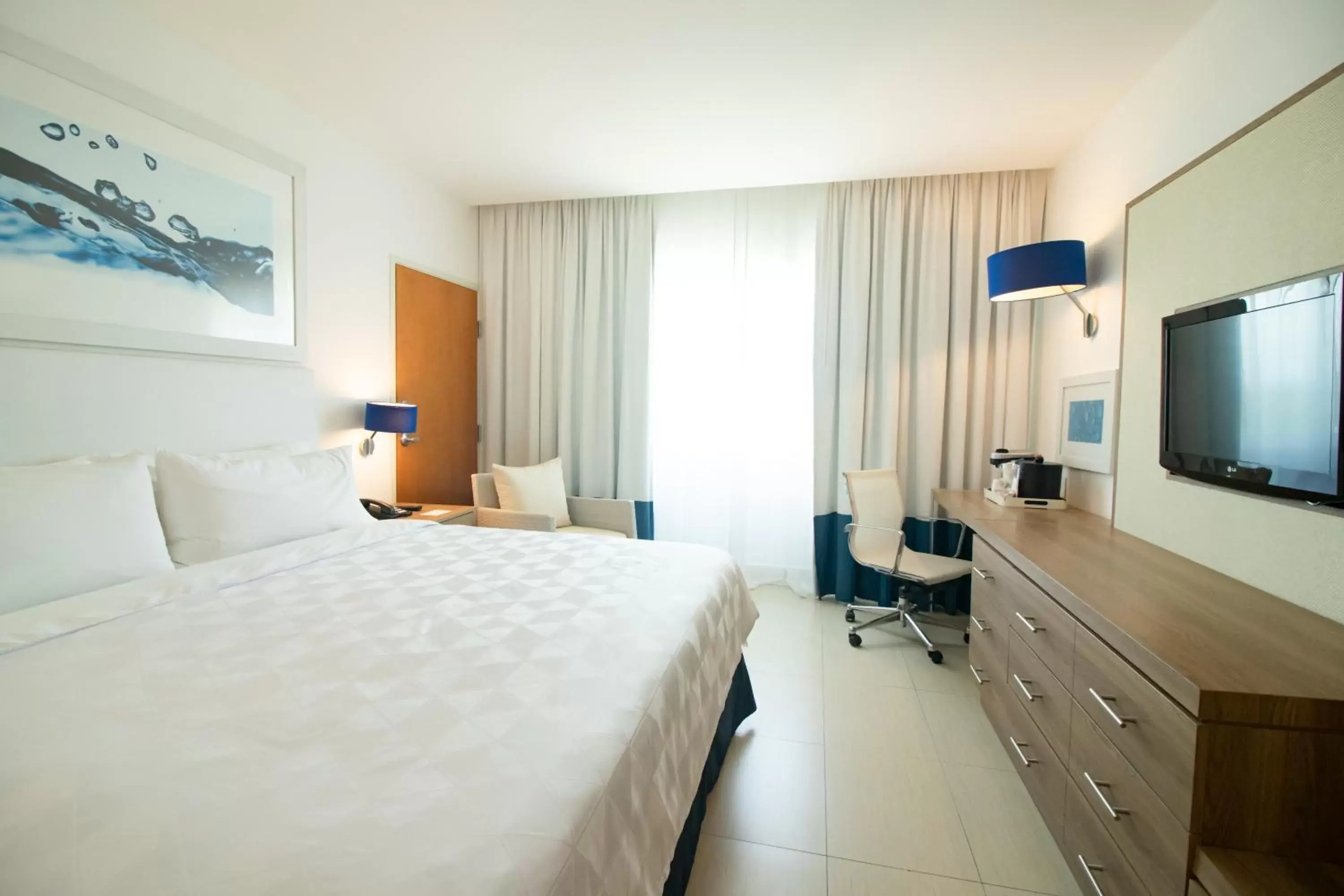 Bedroom, TV/Entertainment Center in Holiday Inn Acapulco La Isla, an IHG Hotel