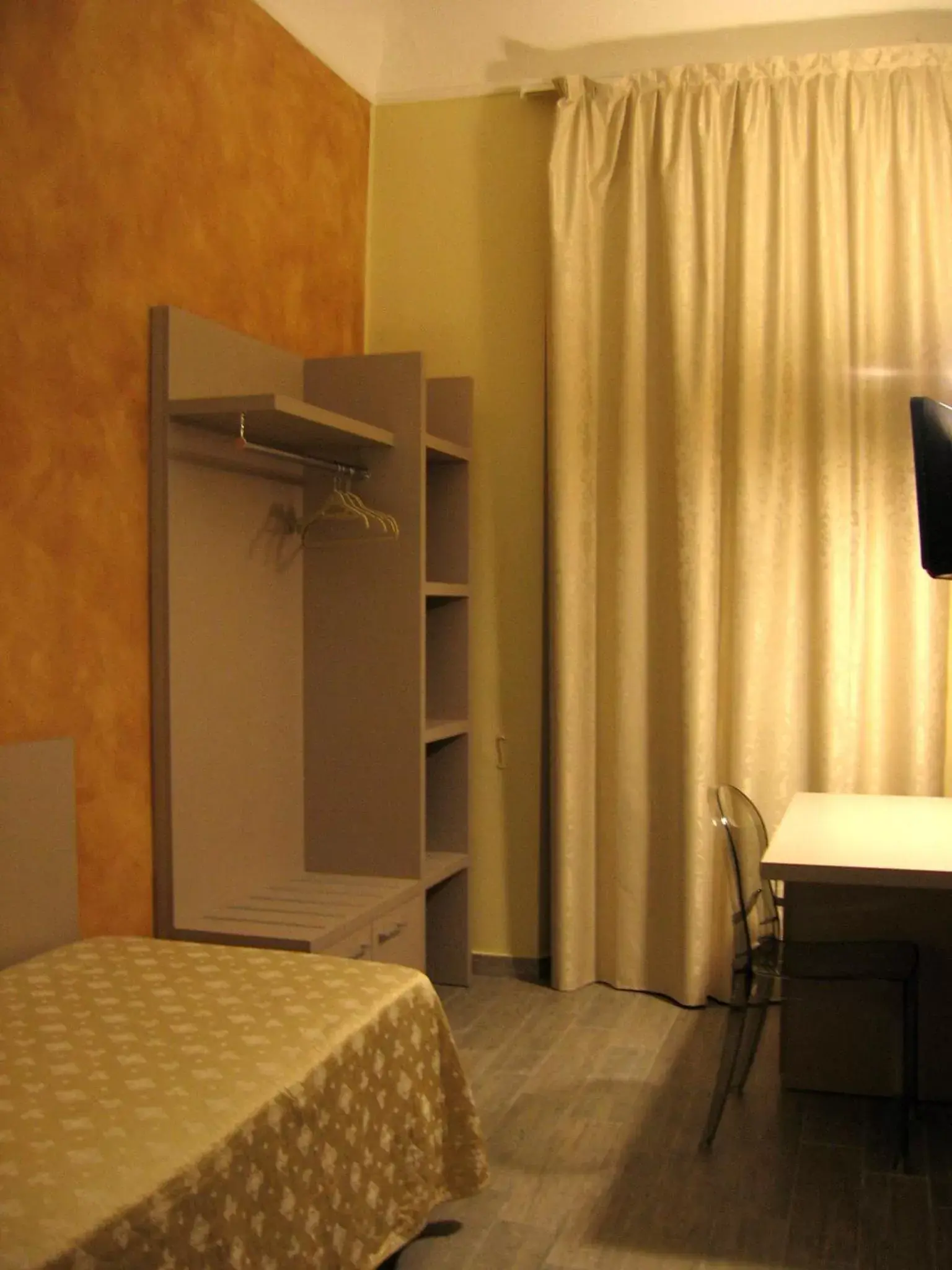 Bed, TV/Entertainment Center in Albergo Firenze