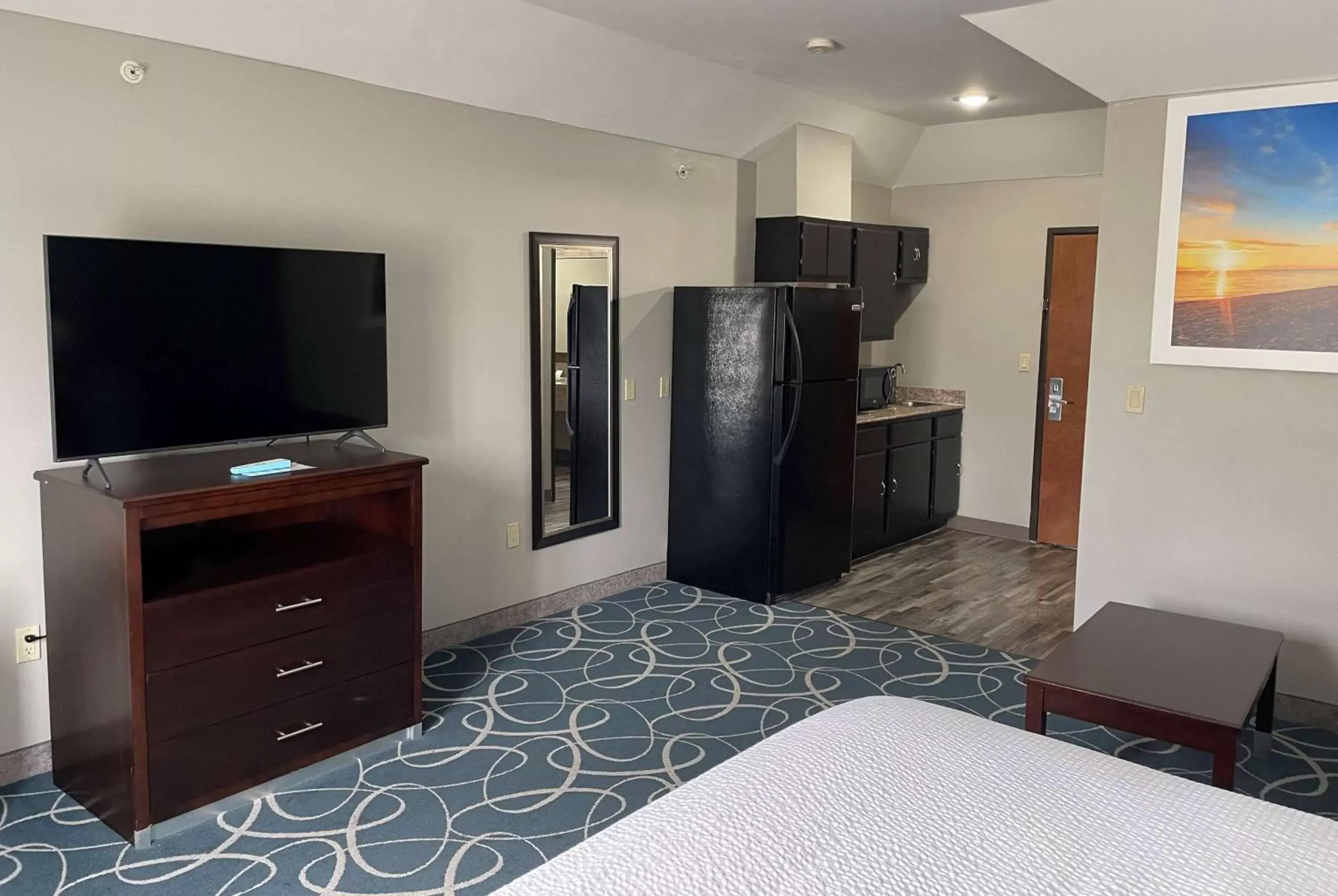 Photo of the whole room, TV/Entertainment Center in Days Inn & Suites by Wyndham Cleburne TX