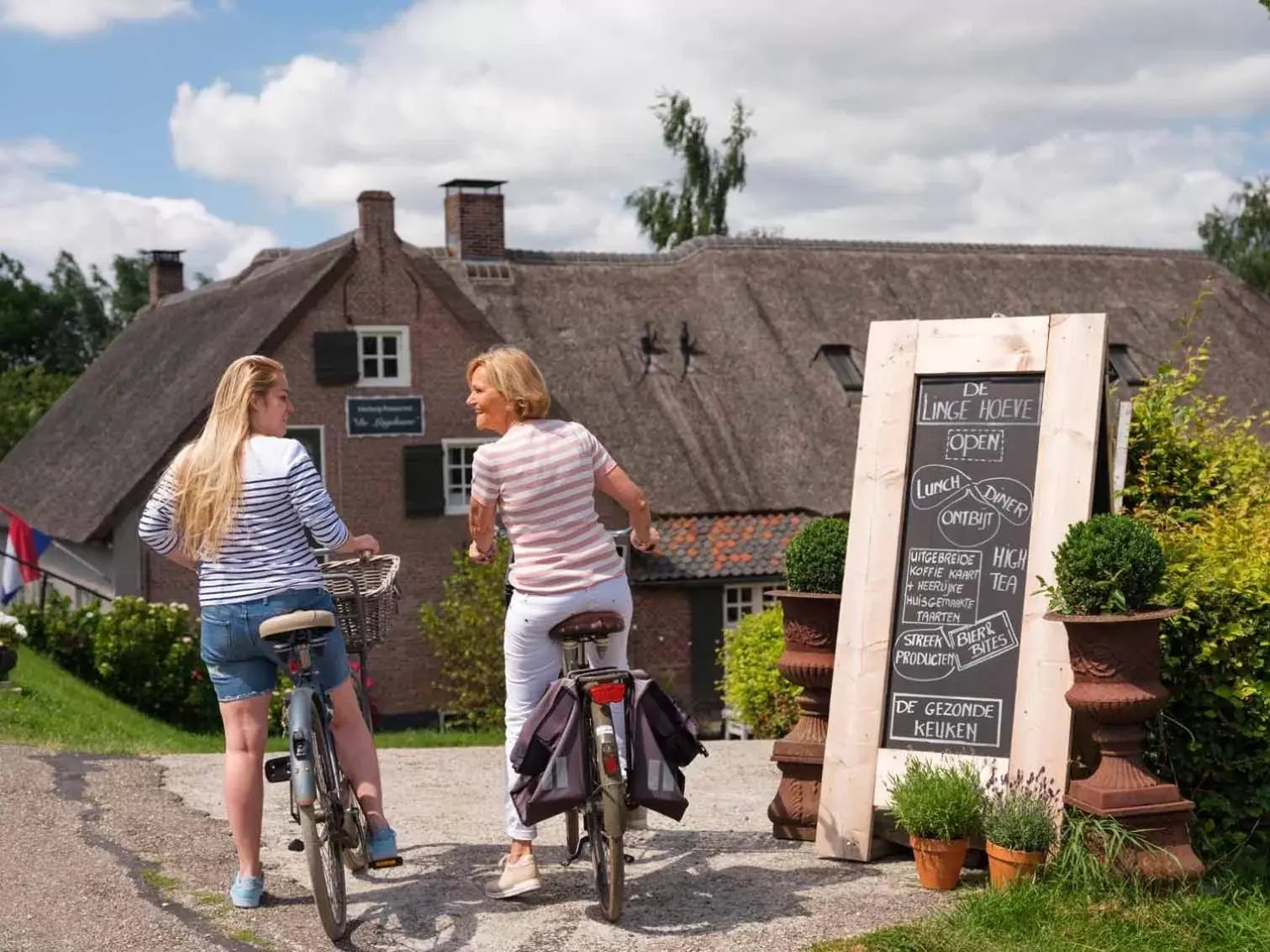 Property building, Biking in Herberg de Lingehoeve