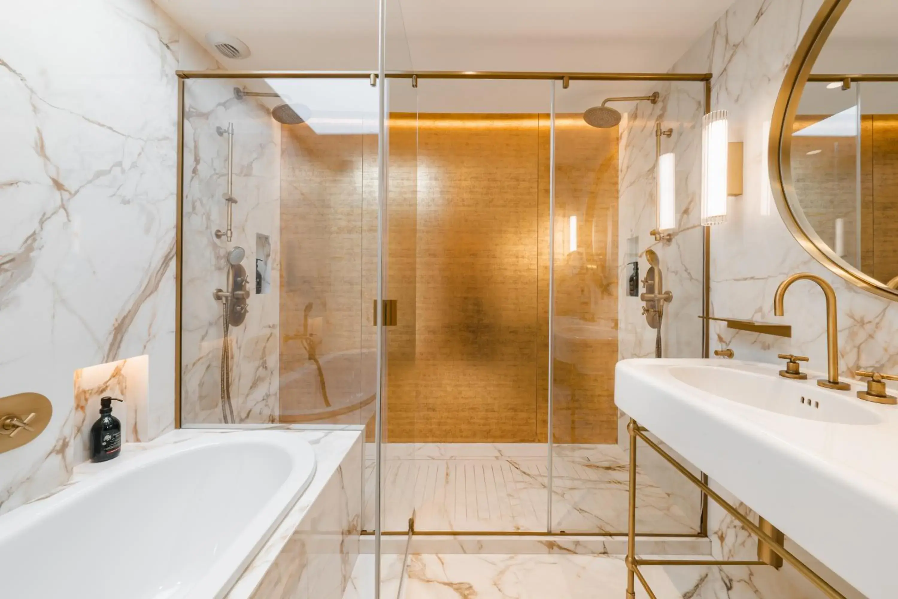 Shower, Bathroom in Hôtel Madison