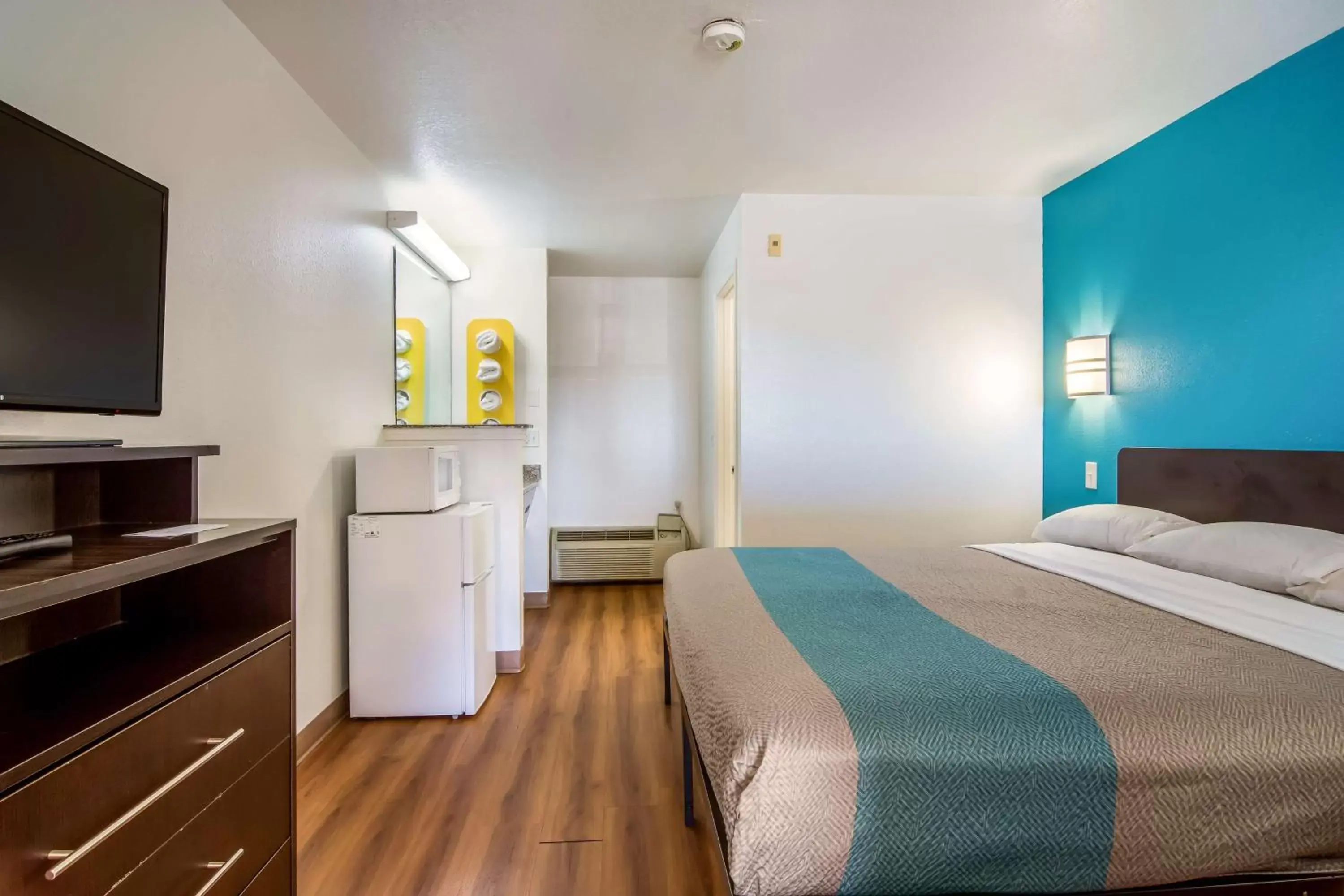 Deluxe King Room - single occupancy - Smoking in Motel 6 Portland Mall - 205 Deluxe King Room - single occupancy - Smoking in Motel 6 Portland Mall - 205