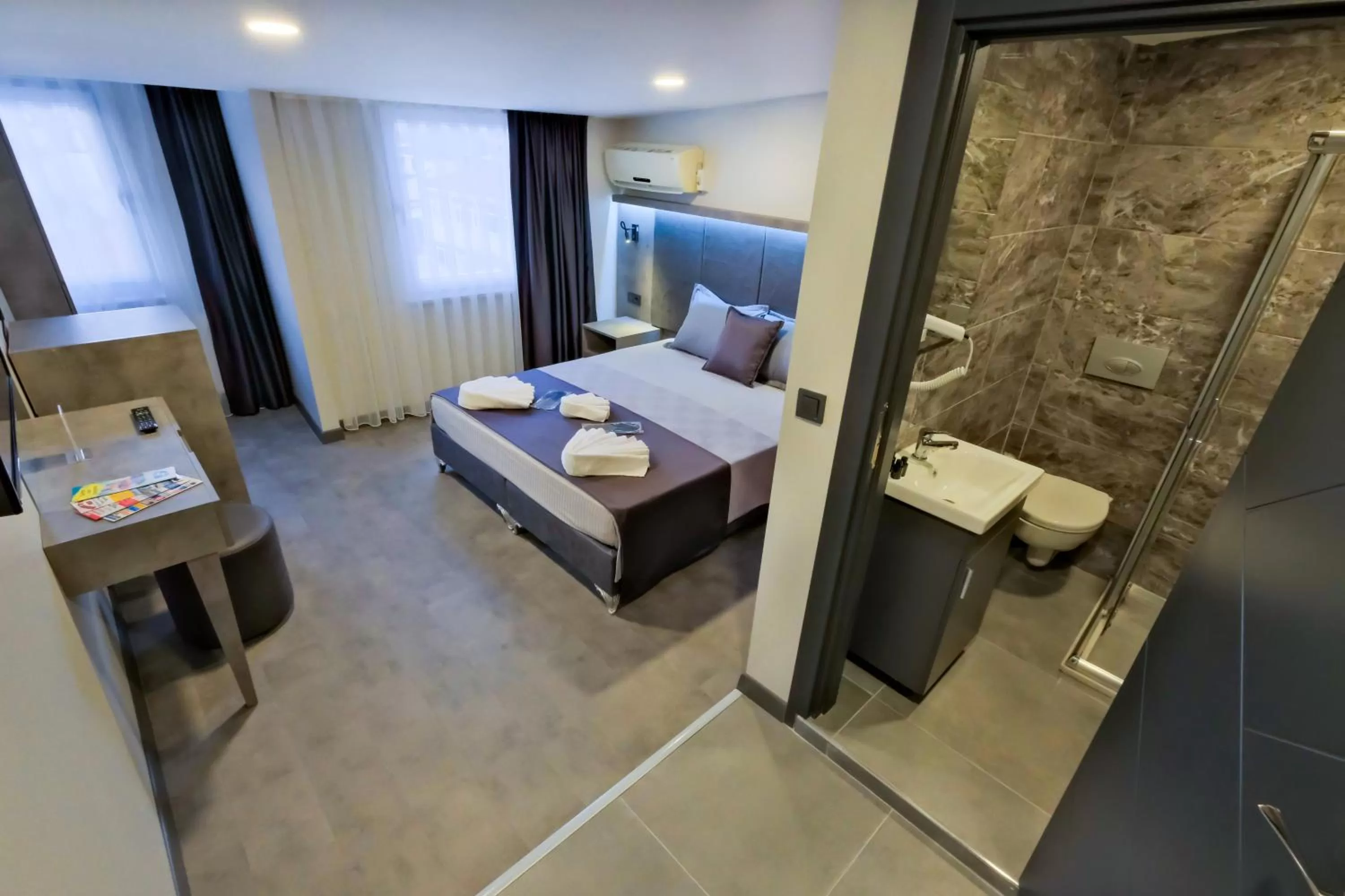 Photo of the whole room, Bed in The Queen Hotel