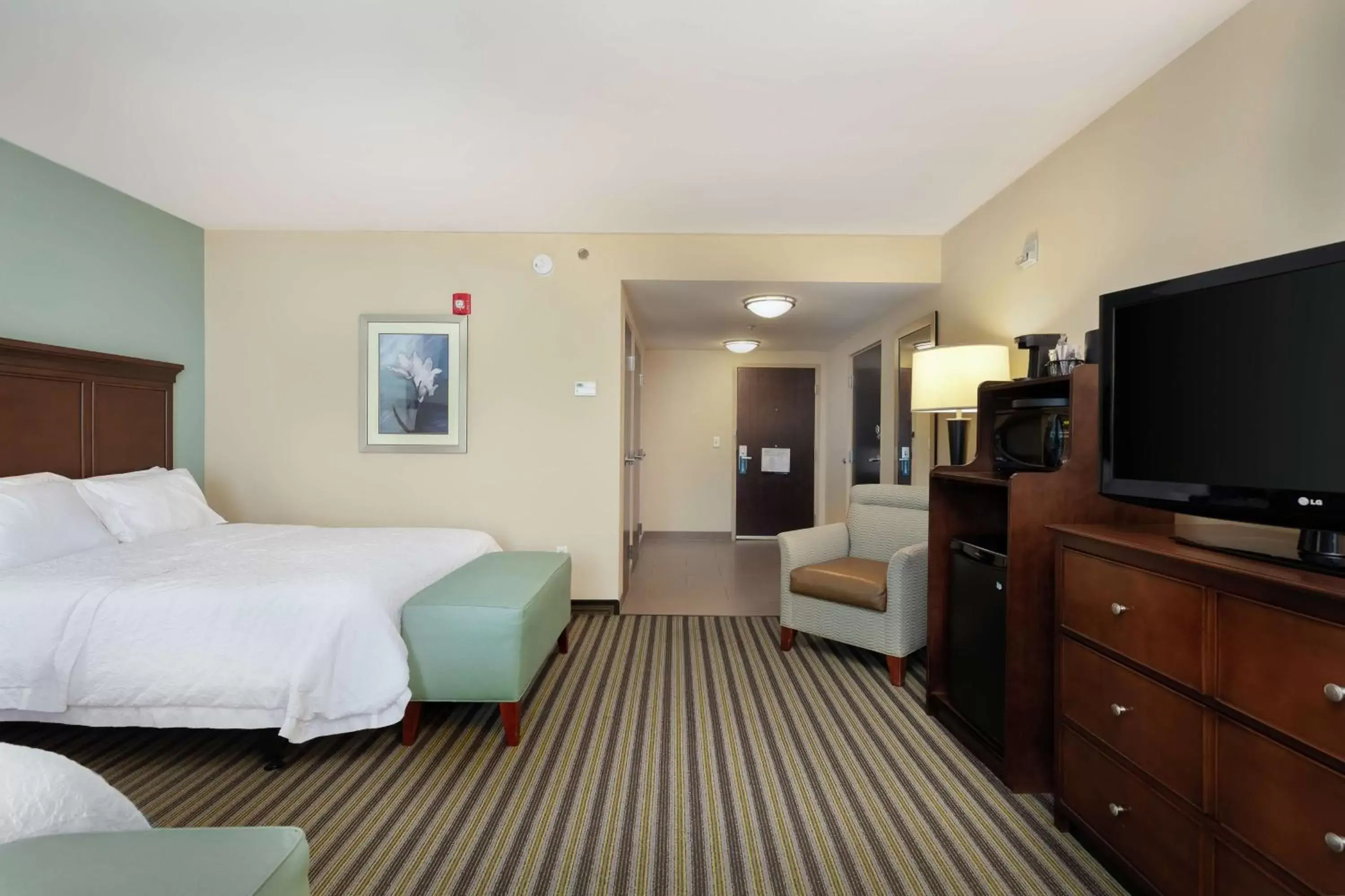 Bed, TV/Entertainment Center in Hampton Inn and Suites Adairsville/Calhoun Area