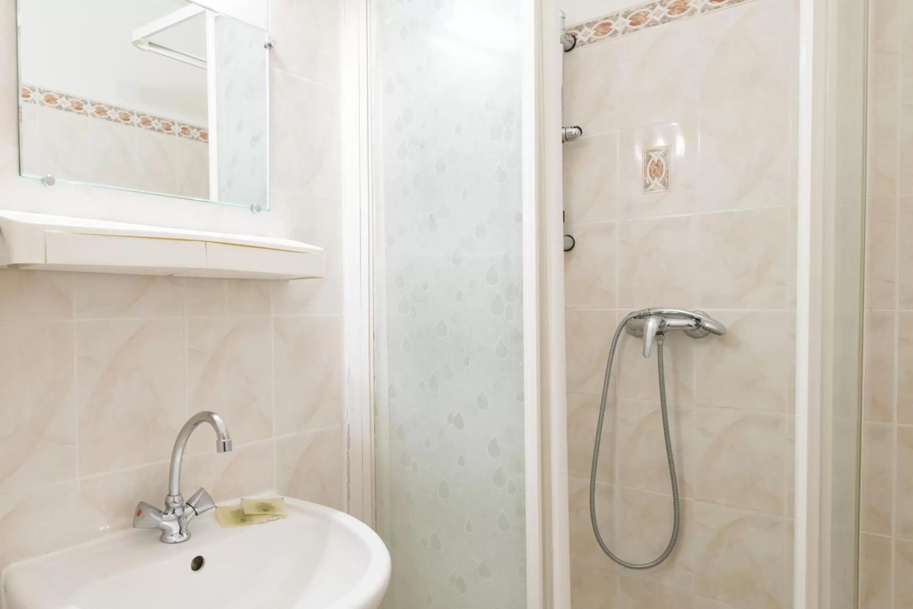 Bathroom in Logis Hôtel Central