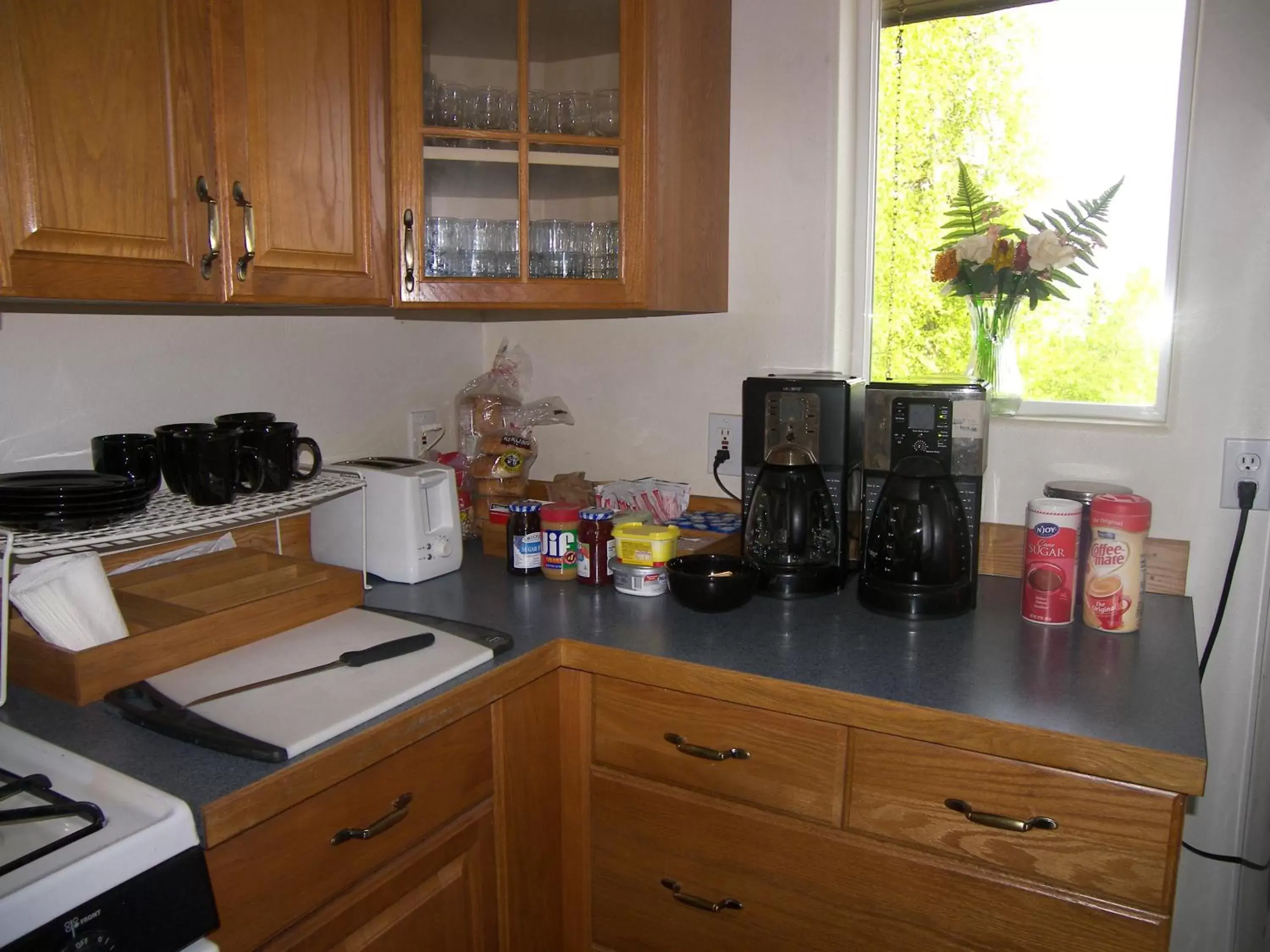 Coffee/tea facilities, Kitchen/Kitchenette in Grace and Bill's Freedom Hills B&B