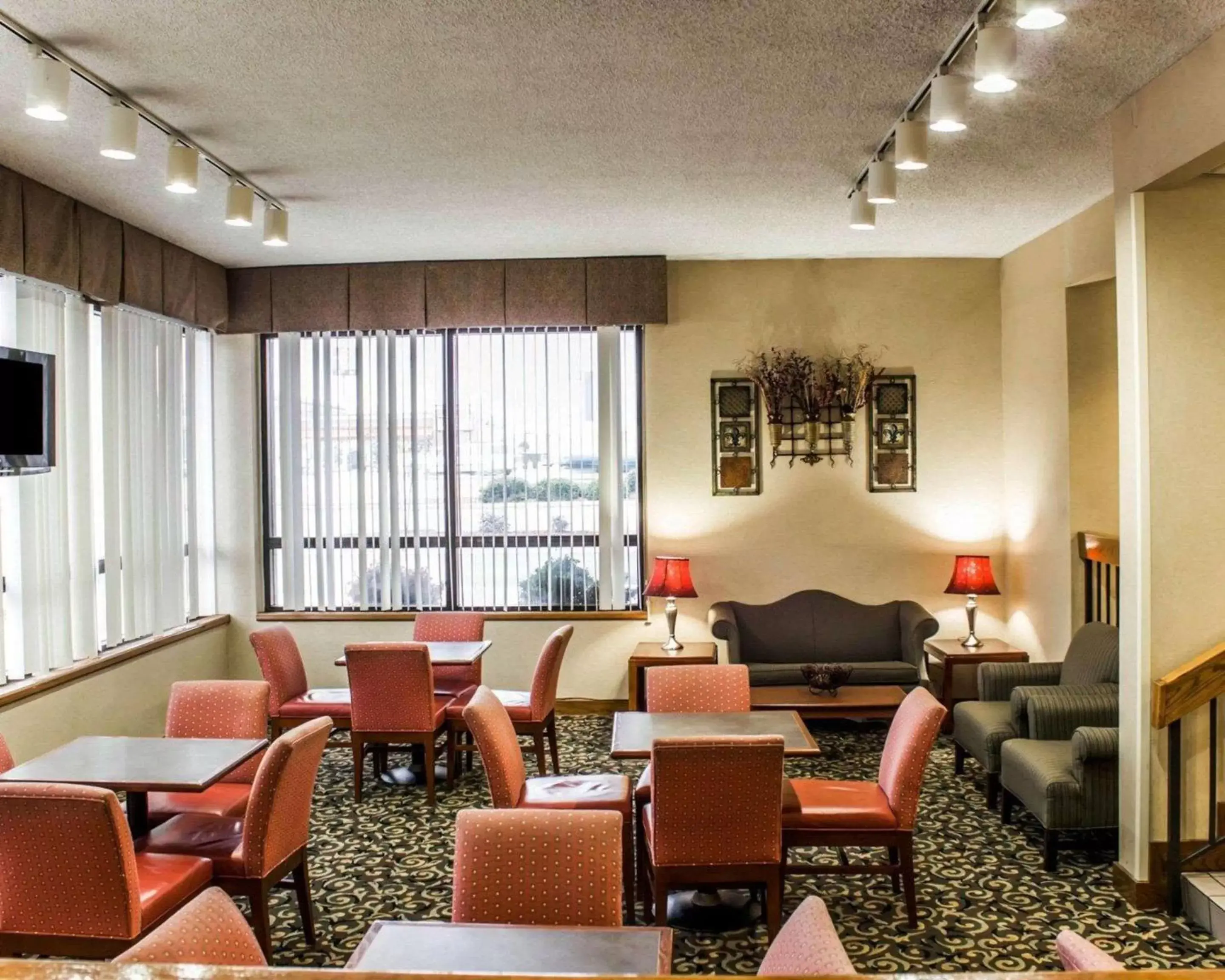 Lobby or reception, Restaurant/Places to Eat in Quality Inn Roanoke near Lake Gaston