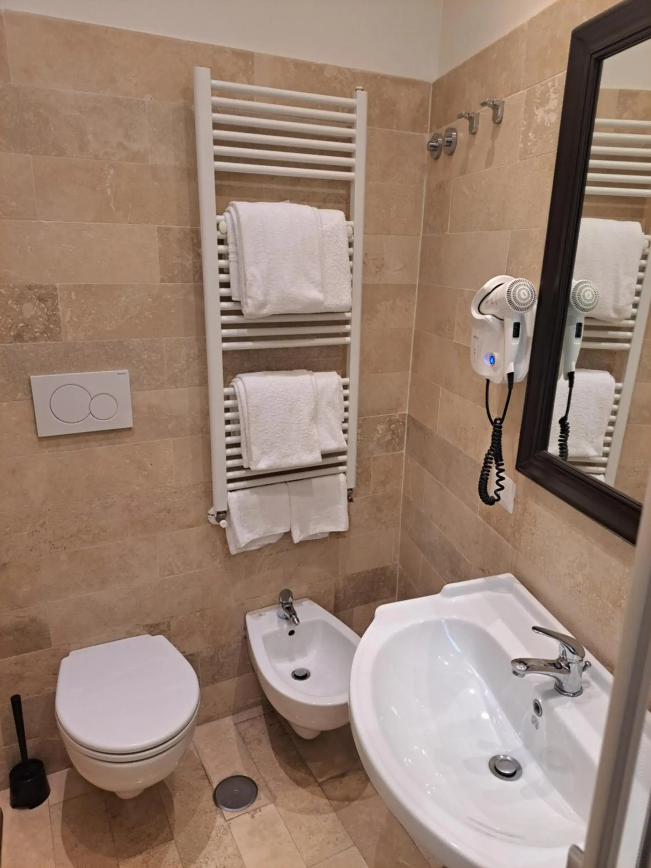 Shower, Bathroom in Hotel dei Quiriti Suite