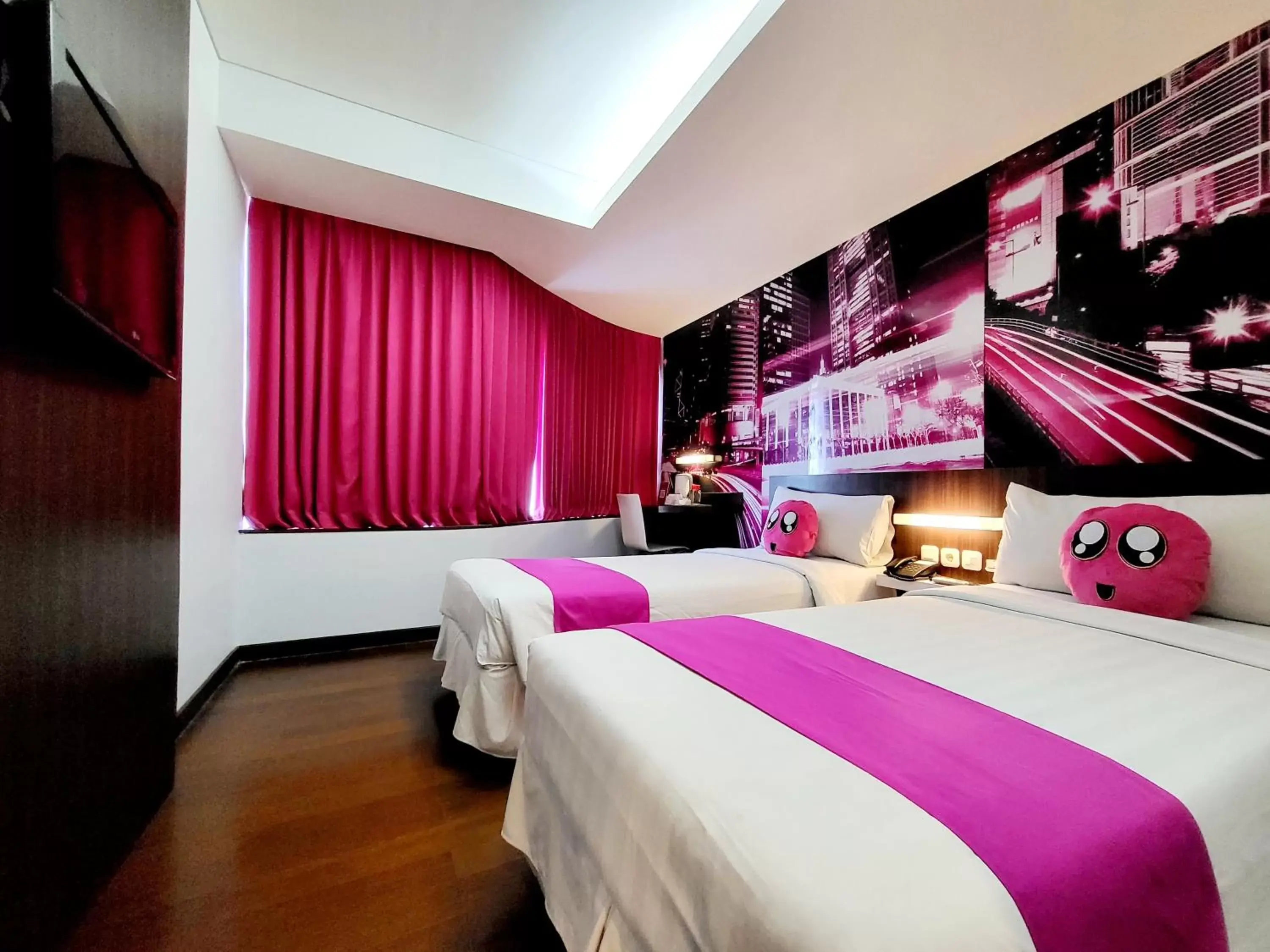 View (from property/room), Bed in favehotel MEX Tunjungan Surabaya