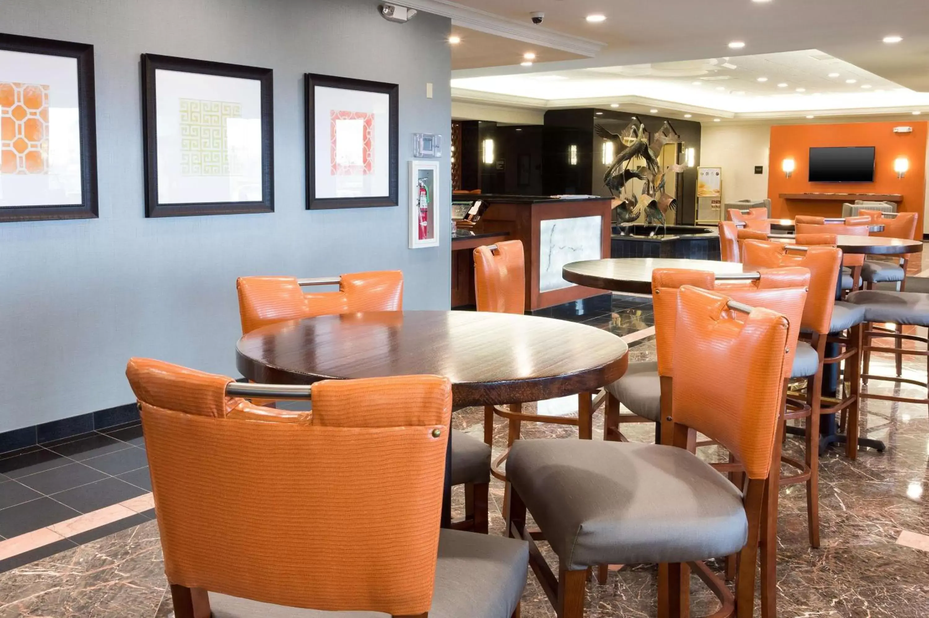 Lobby or reception, Lounge/Bar in Drury Inn & Suites St. Louis Creve Coeur