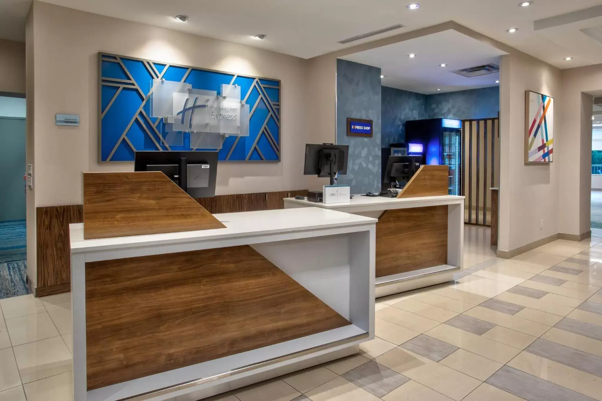 Property building, Lobby/Reception in Holiday Inn Express Kingston Central, an IHG Hotel