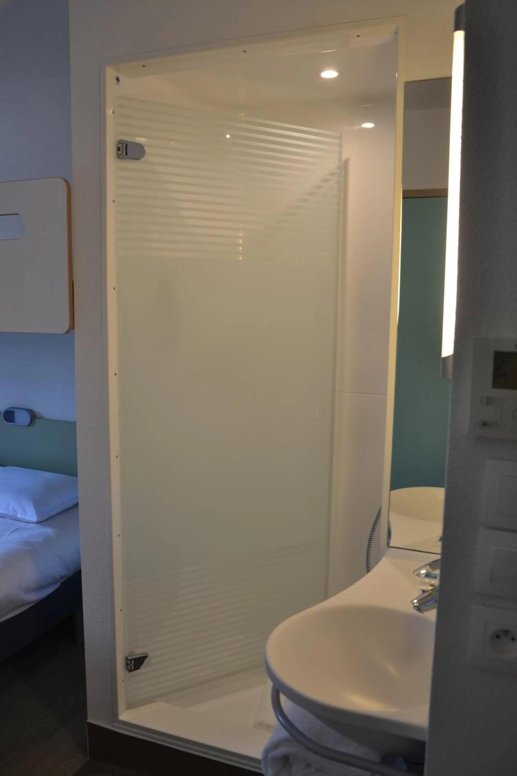 Shower in Ibis Budget Chalon Sur Saone Nord