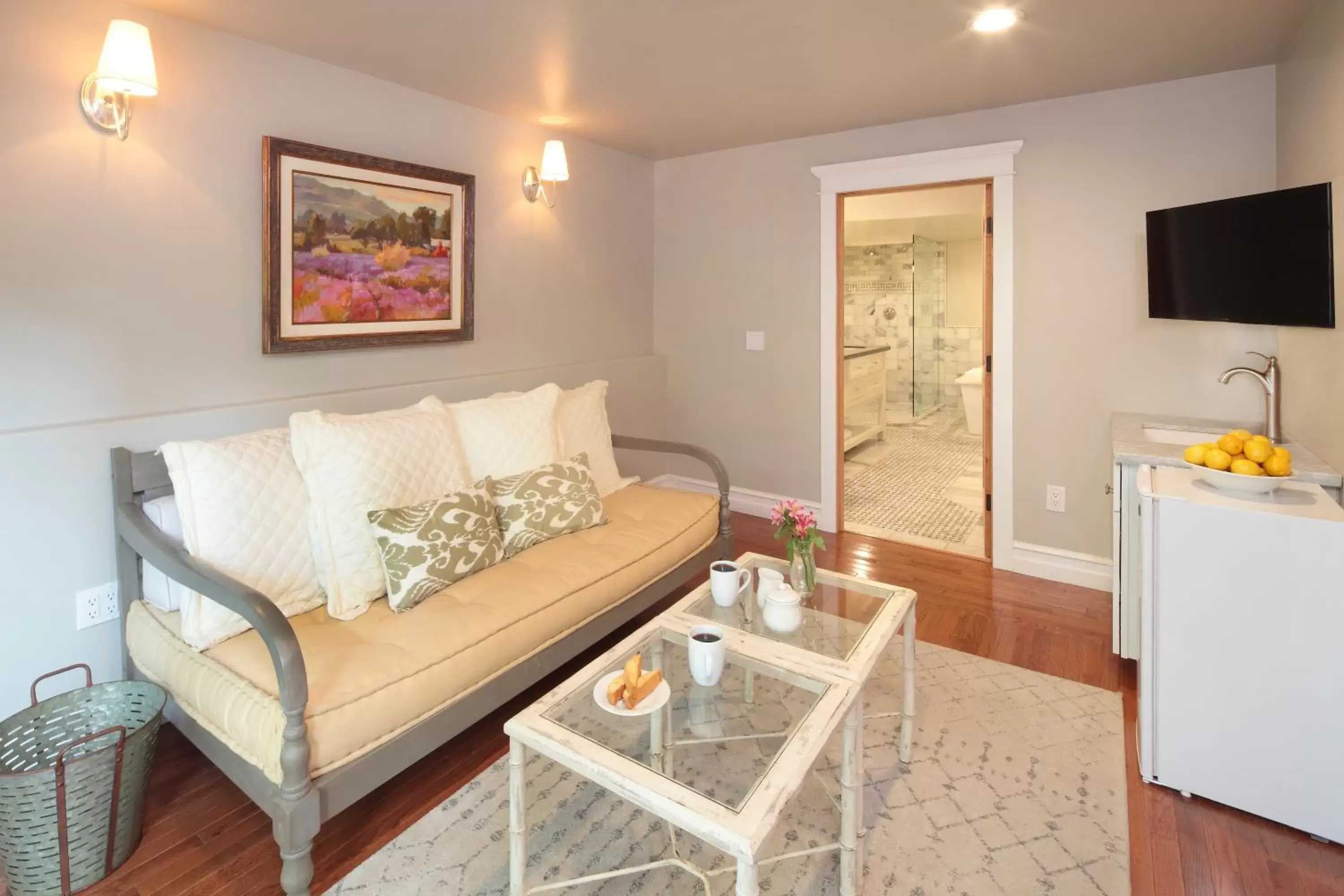 Living room, Seating Area in Calderwood Inn