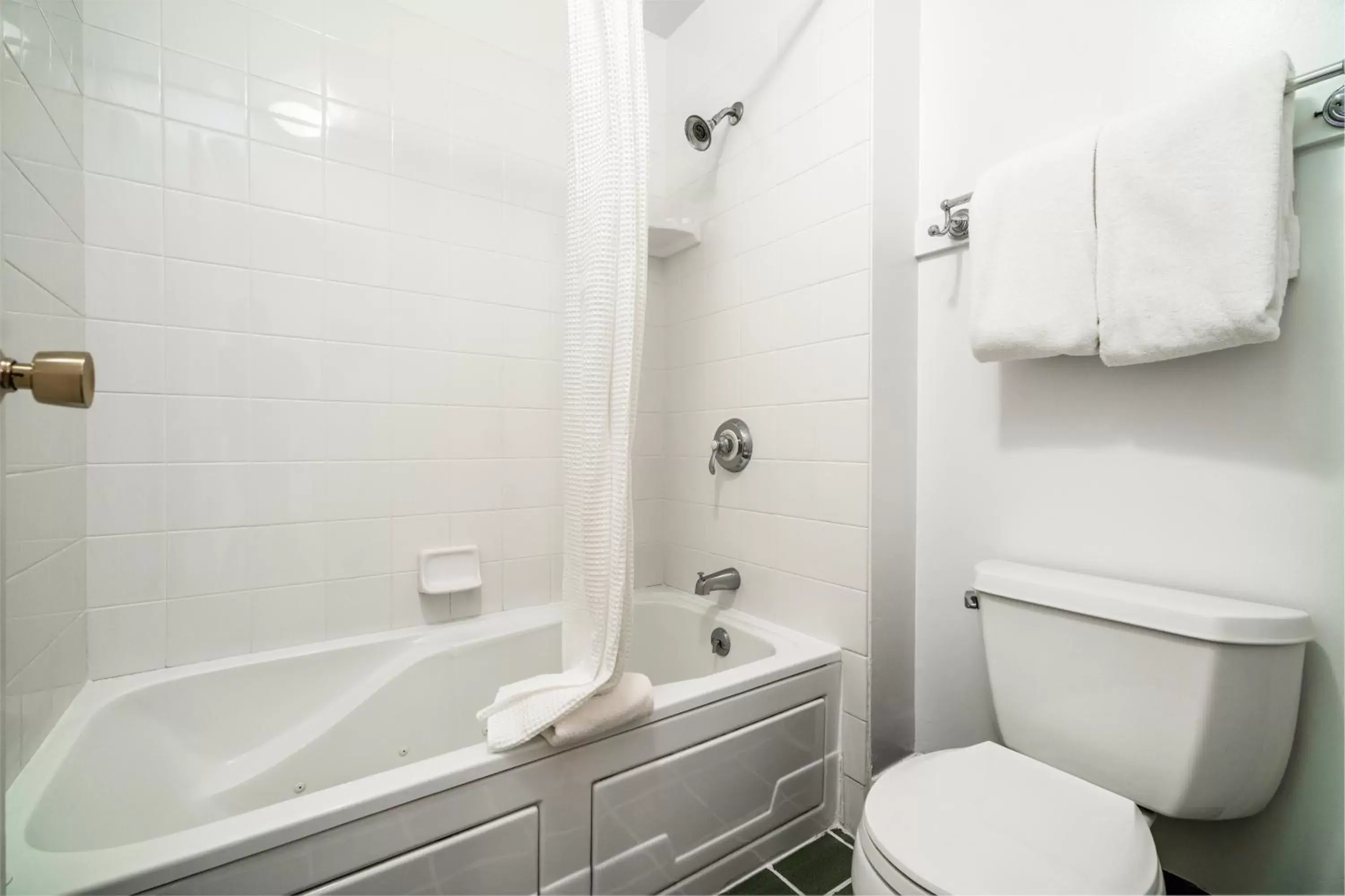 Shower, Bathroom in Agate Cove Inn