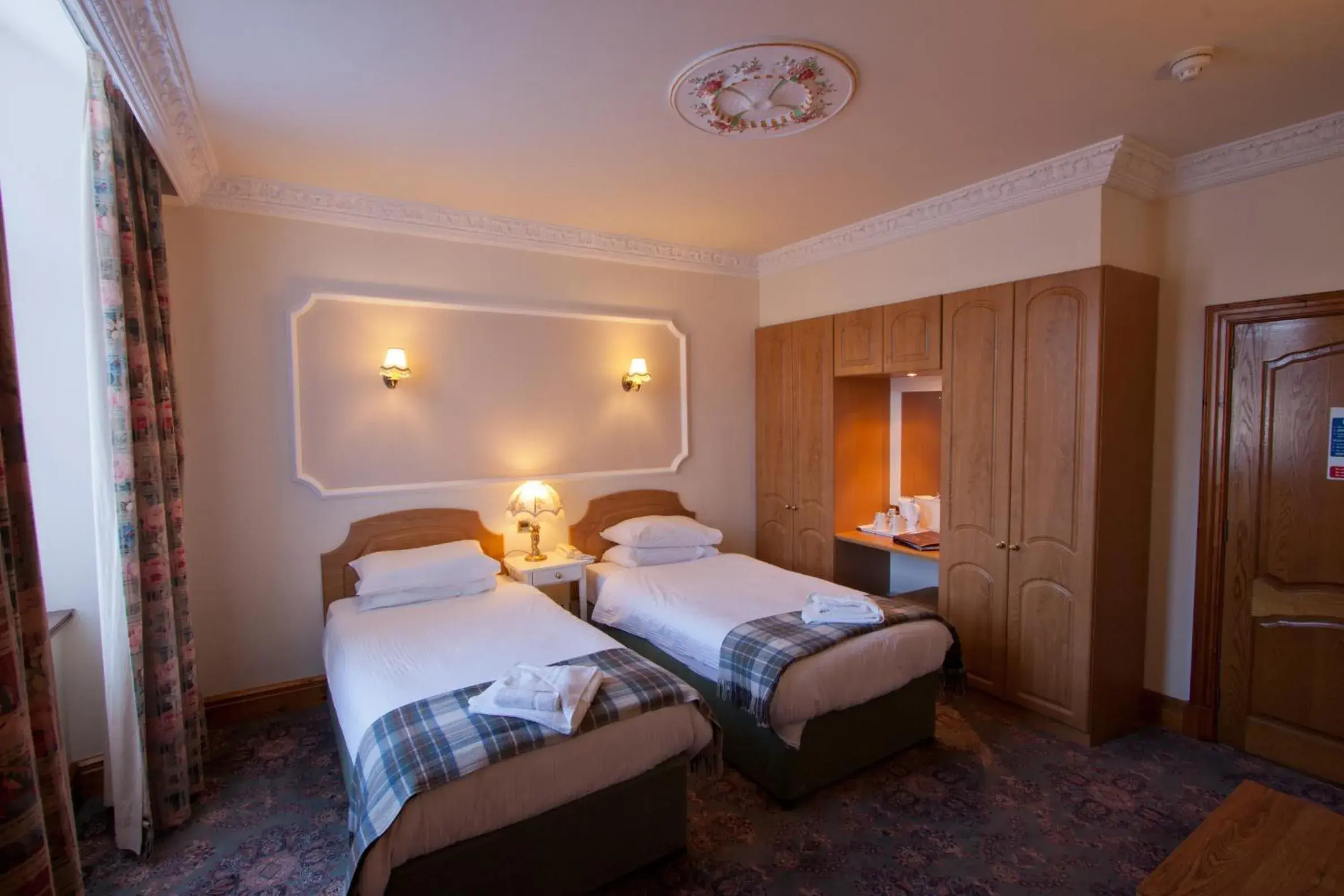 Bedroom, Bed in Duke Of Gordon Hotel