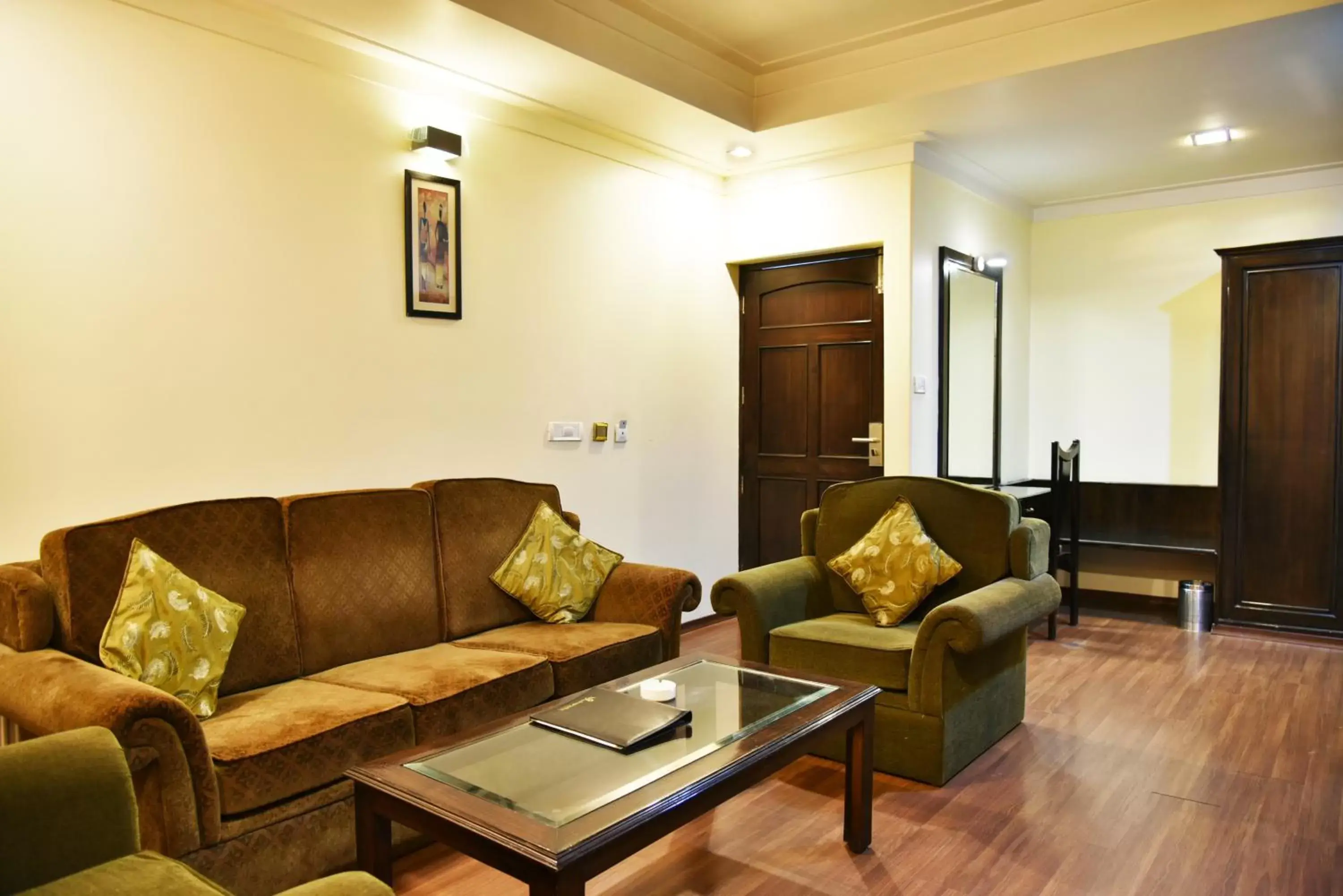 Living room, Seating Area in Indraprastha Resort, Dalhousie