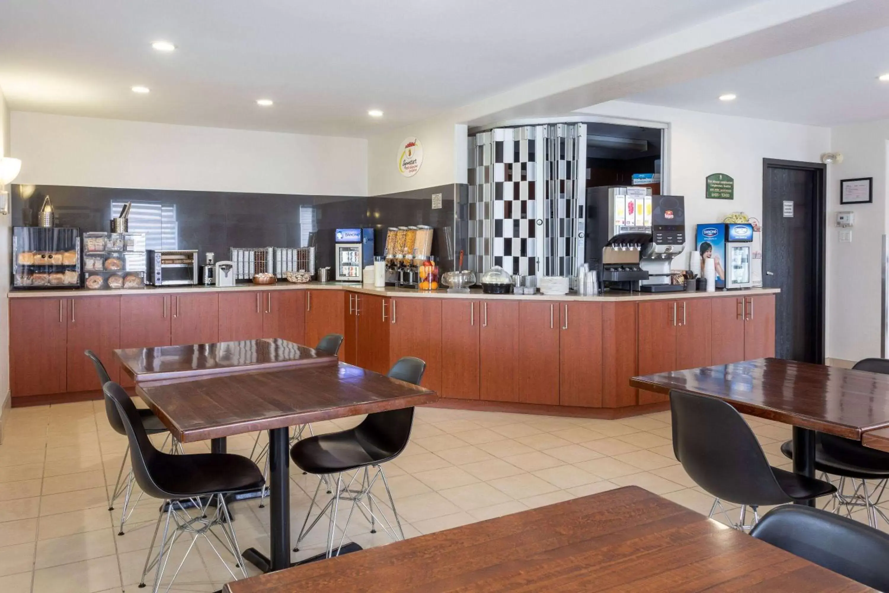 Breakfast, Restaurant/Places to Eat in Super 8 by Wyndham Trois-Rivieres