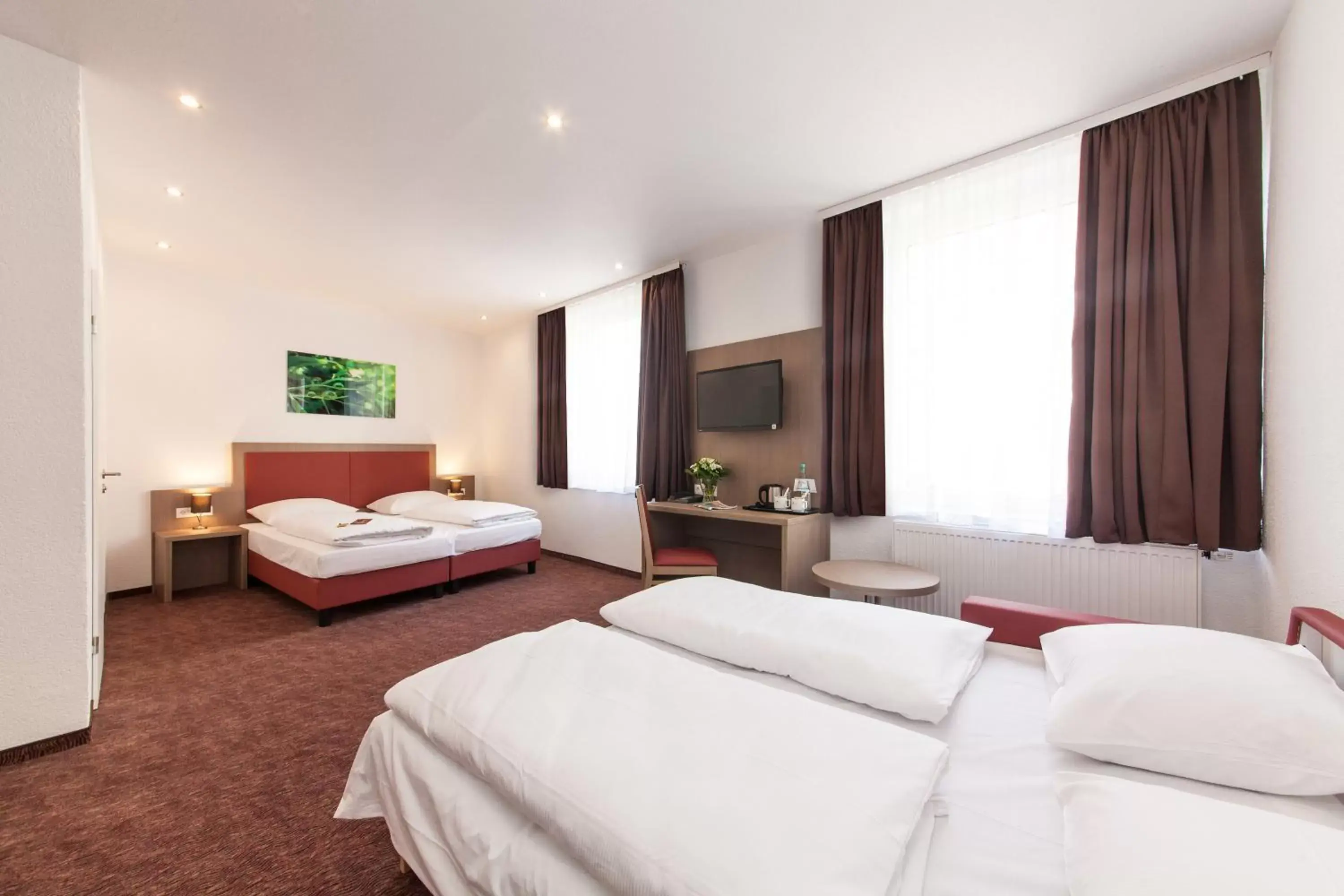 Photo of the whole room, Bed in Hotel Excelsior Dortmund Hauptbahnhof
