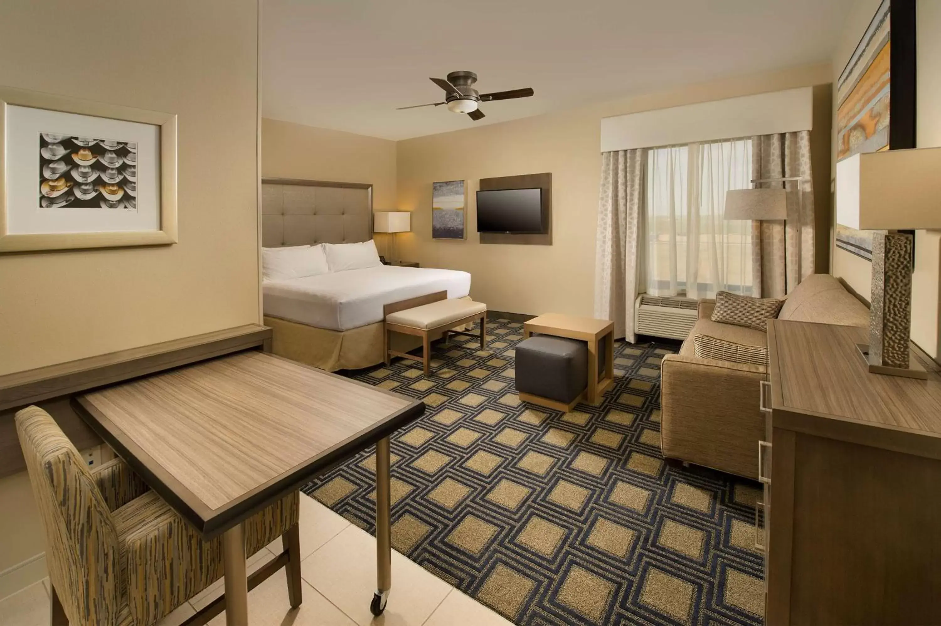 Bed, Seating Area in Homewood Suites by Hilton Midland