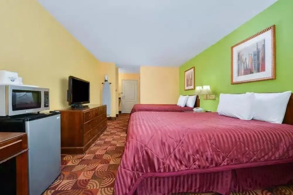 Breakfast, Bed in Super 8 by Wyndham Lake of the Ozarks