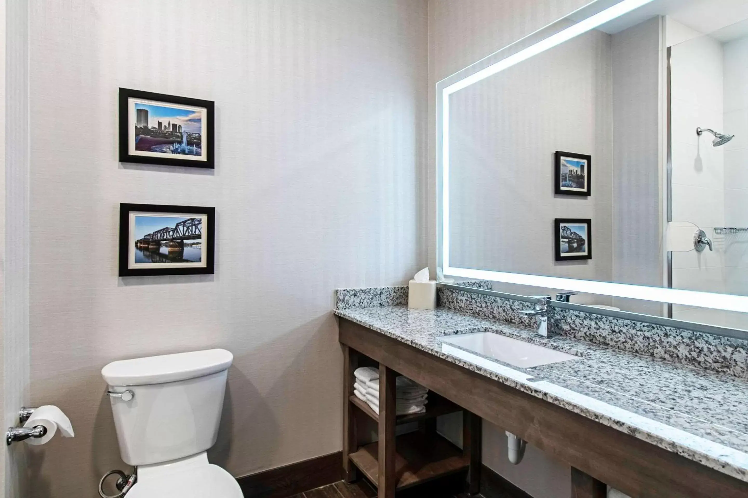 Photo of the whole room, Bathroom in Comfort Suites Grove City - Columbus South