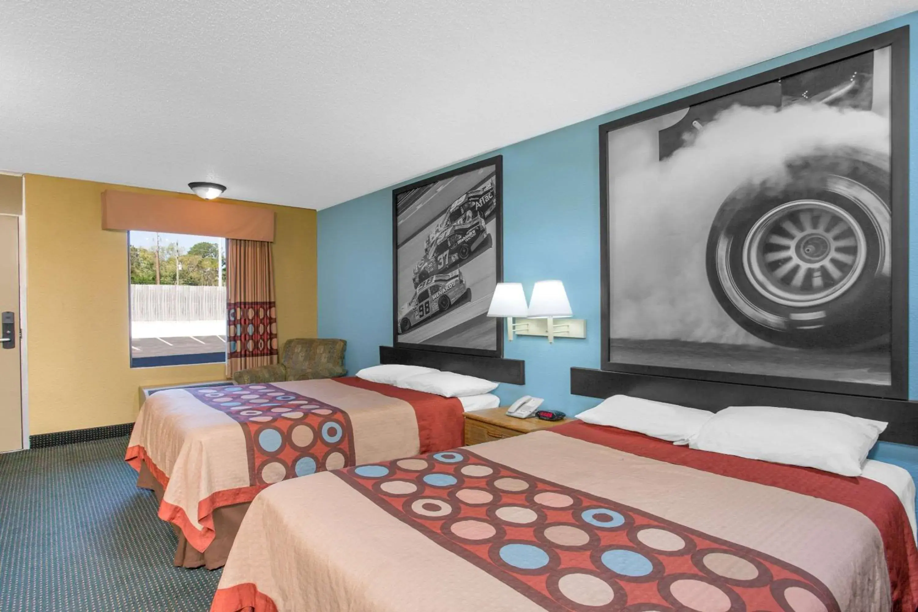 Photo of the whole room, Bed in Super 8 by Wyndham Dunn