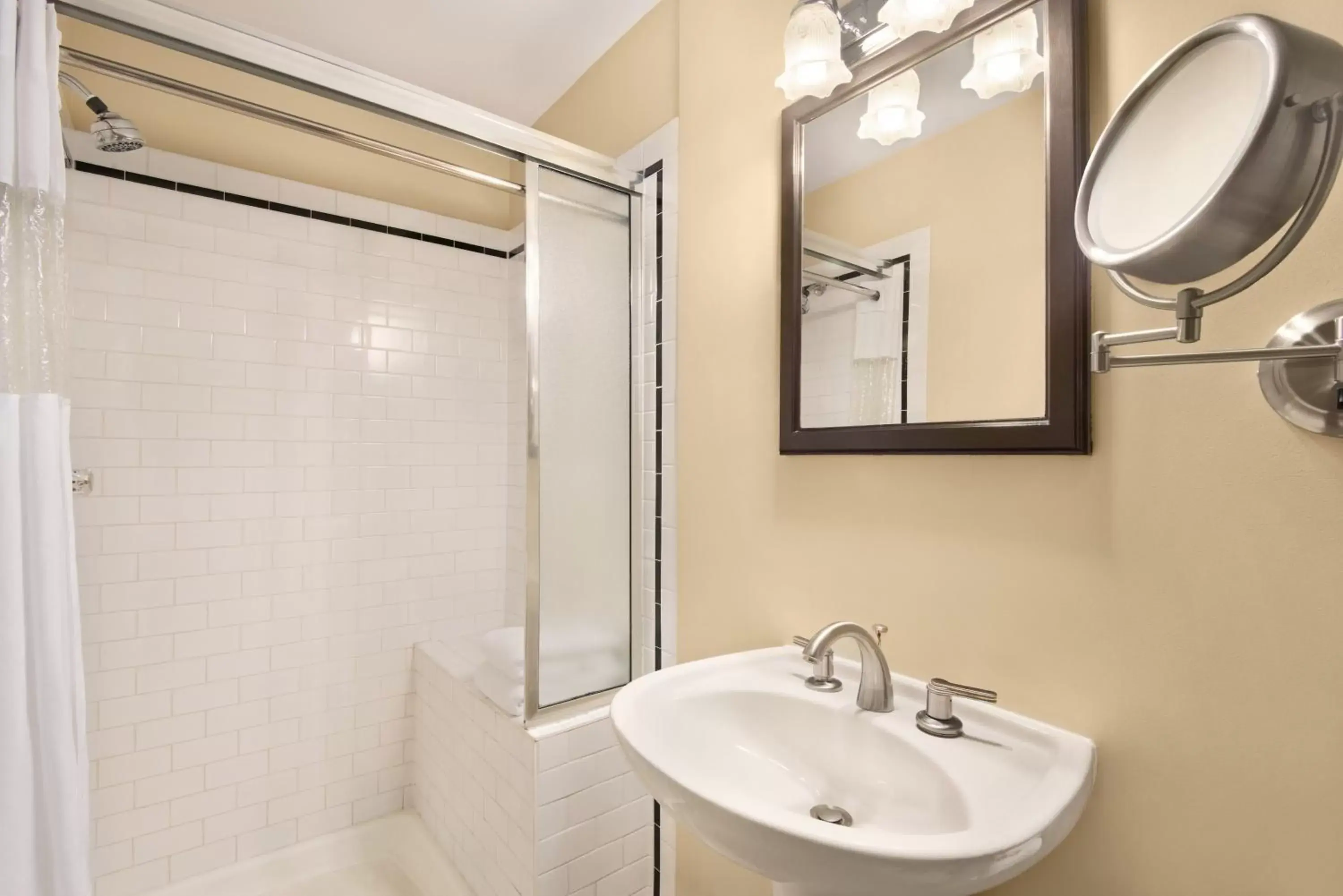 Bathroom in The Plaza Hotel a Trademark Collection by Wyndham