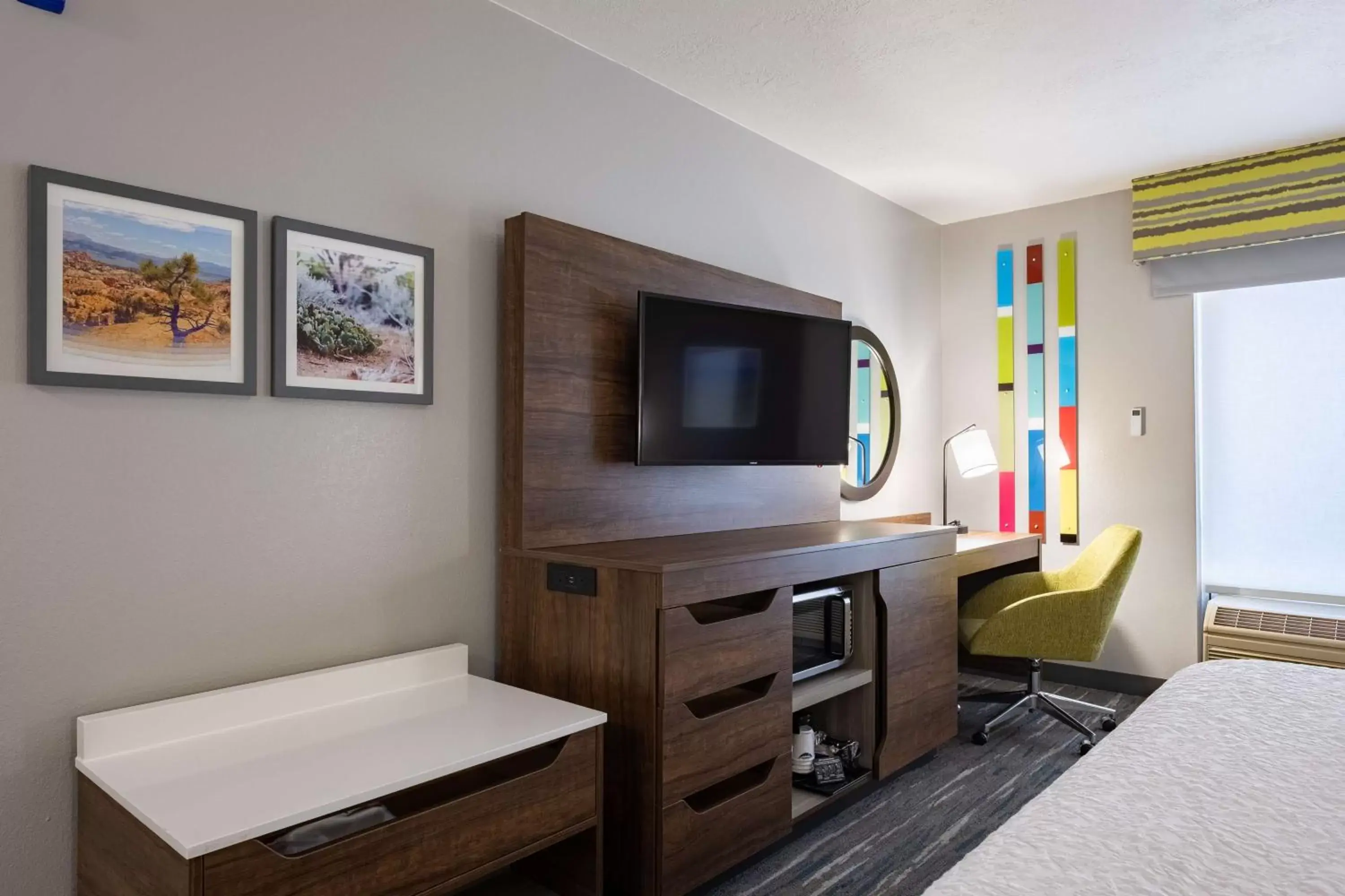 Bedroom, TV/Entertainment Center in Hampton Inn Richfield