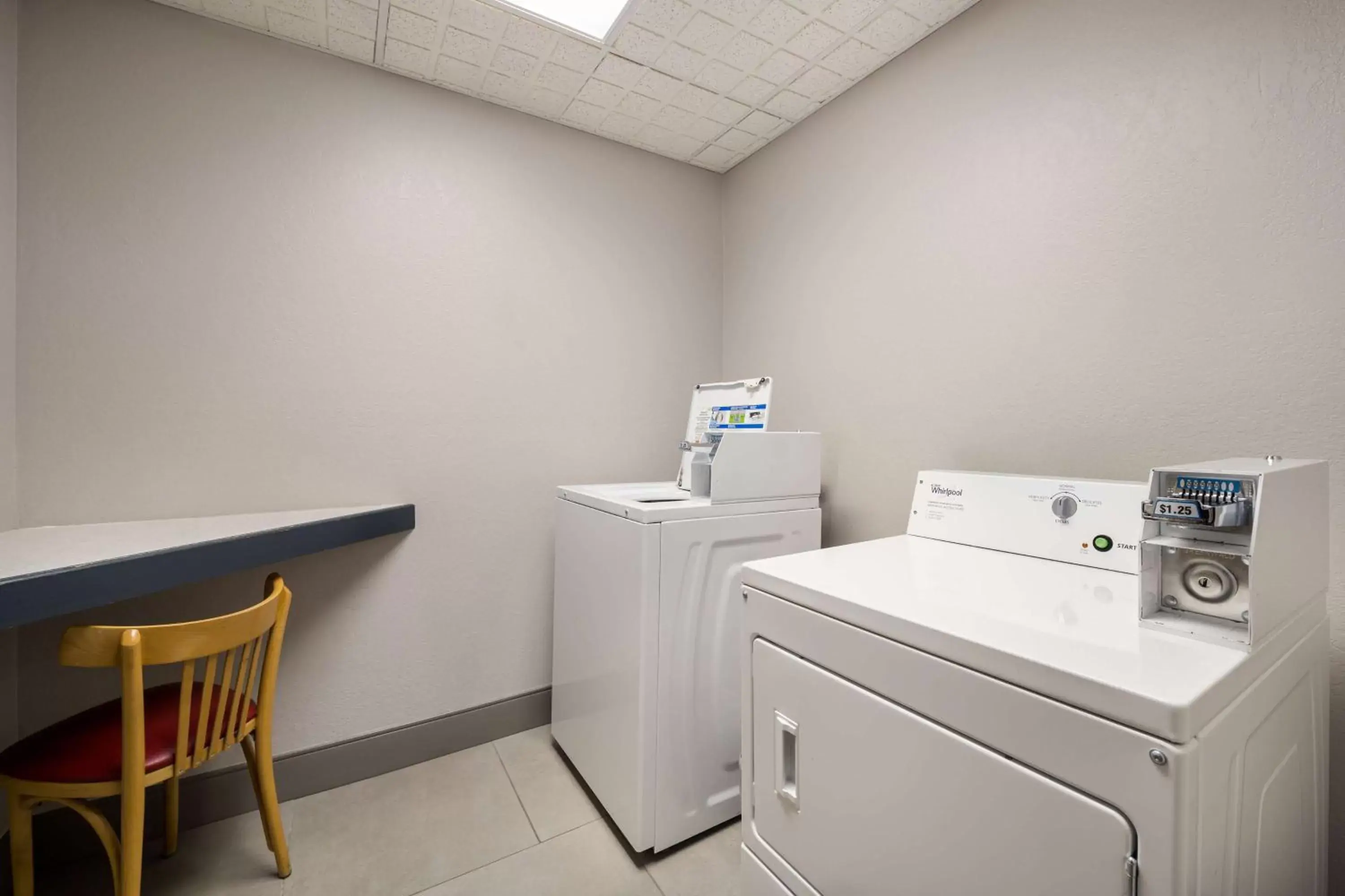 laundry in Country Inn & Suites by Radisson, Freeport, IL