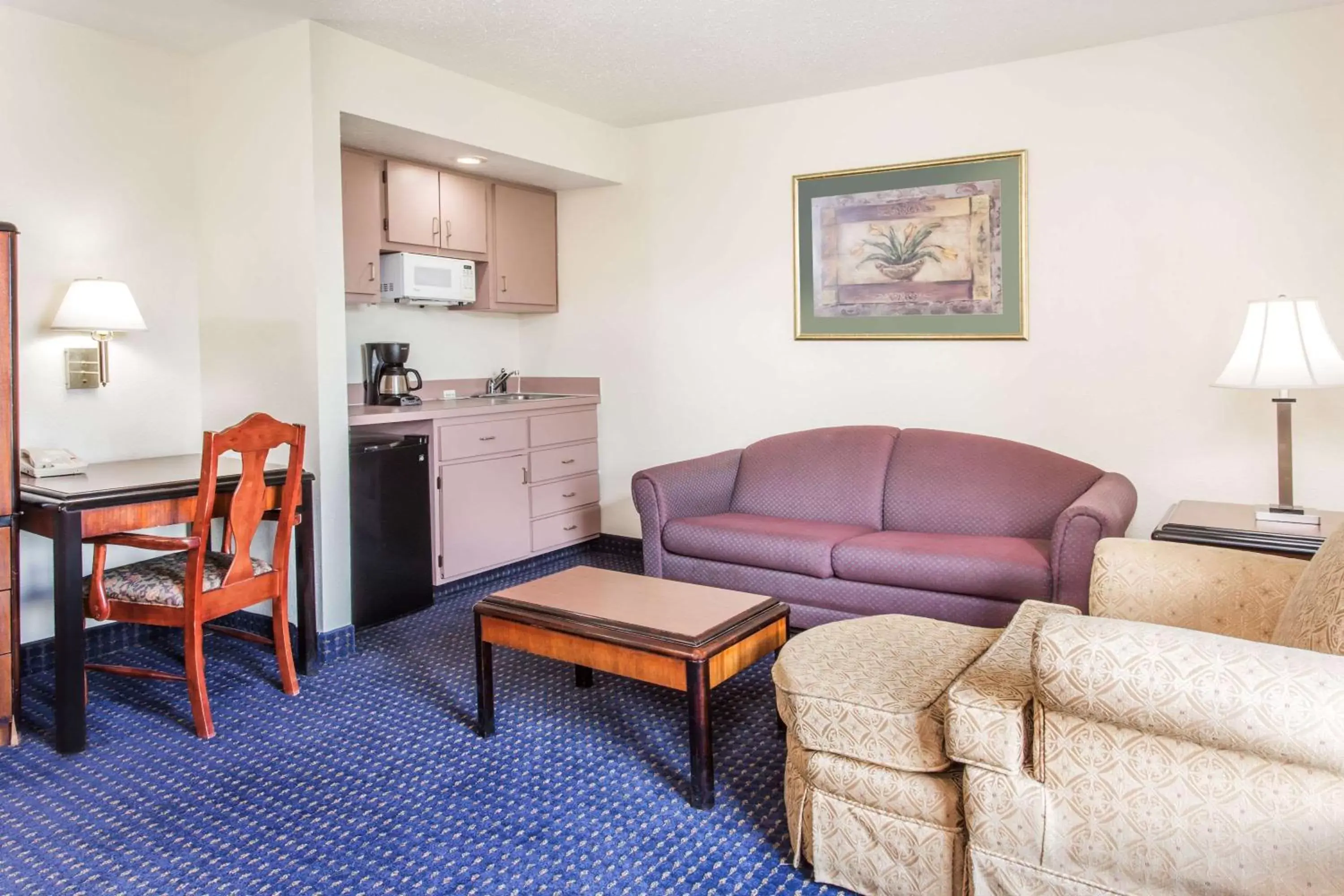 Photo of the whole room, Seating Area in Knights Inn Virginia Beach Lynnhaven