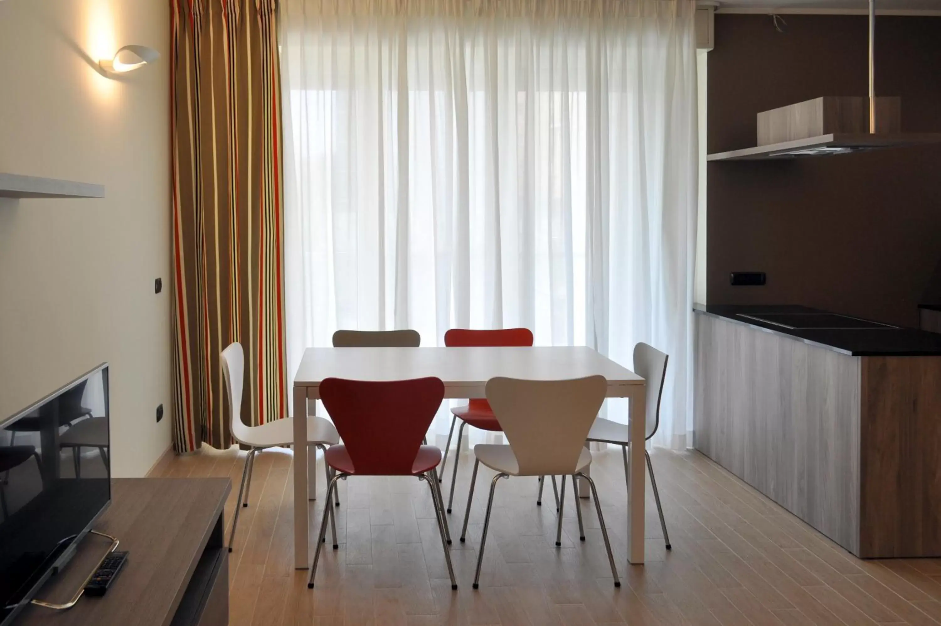 Kitchen or kitchenette, Dining Area in BB Hotels Aparthotel Arcimboldi