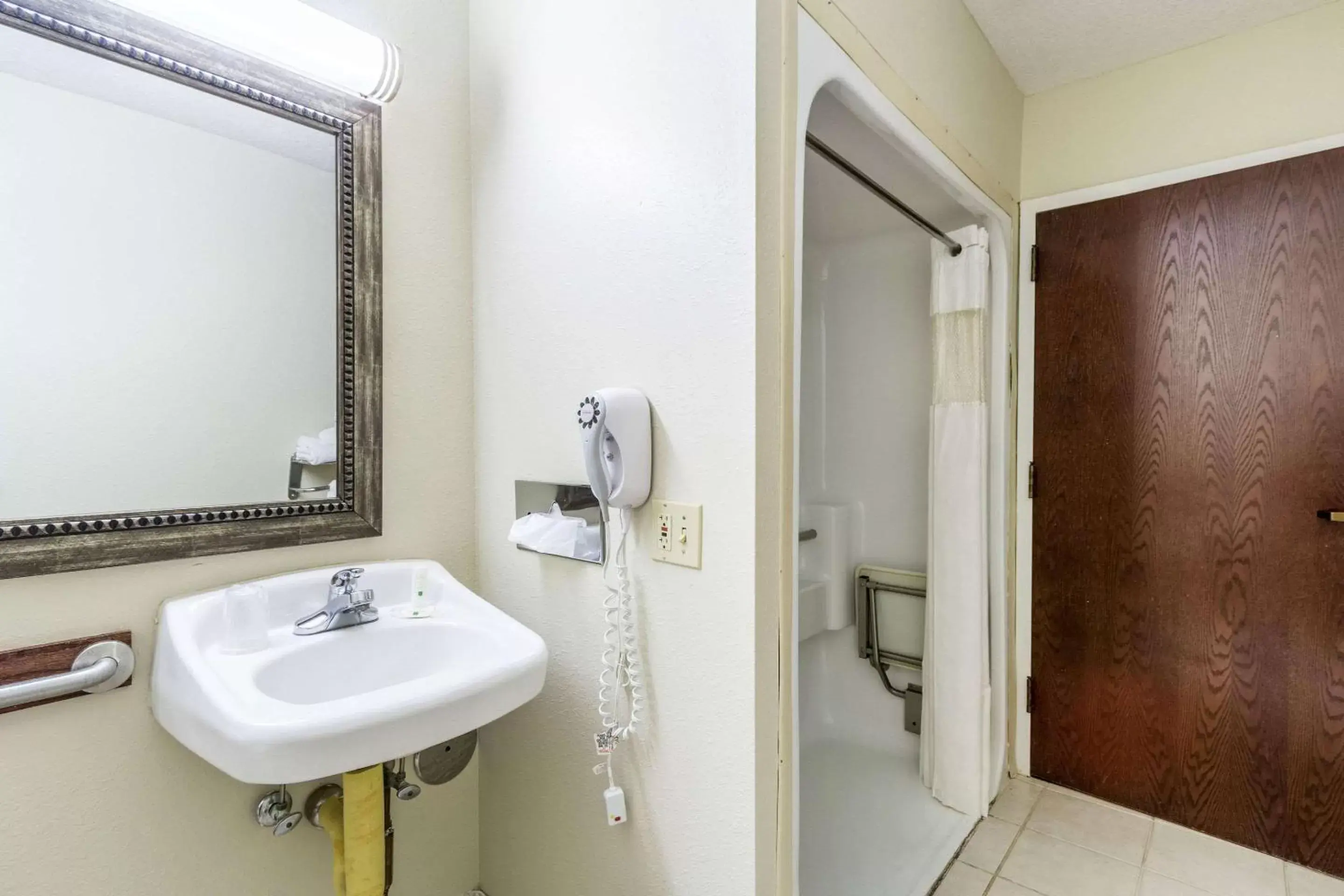 Bathroom in Quality Inn & Suites North Lima - Boardman