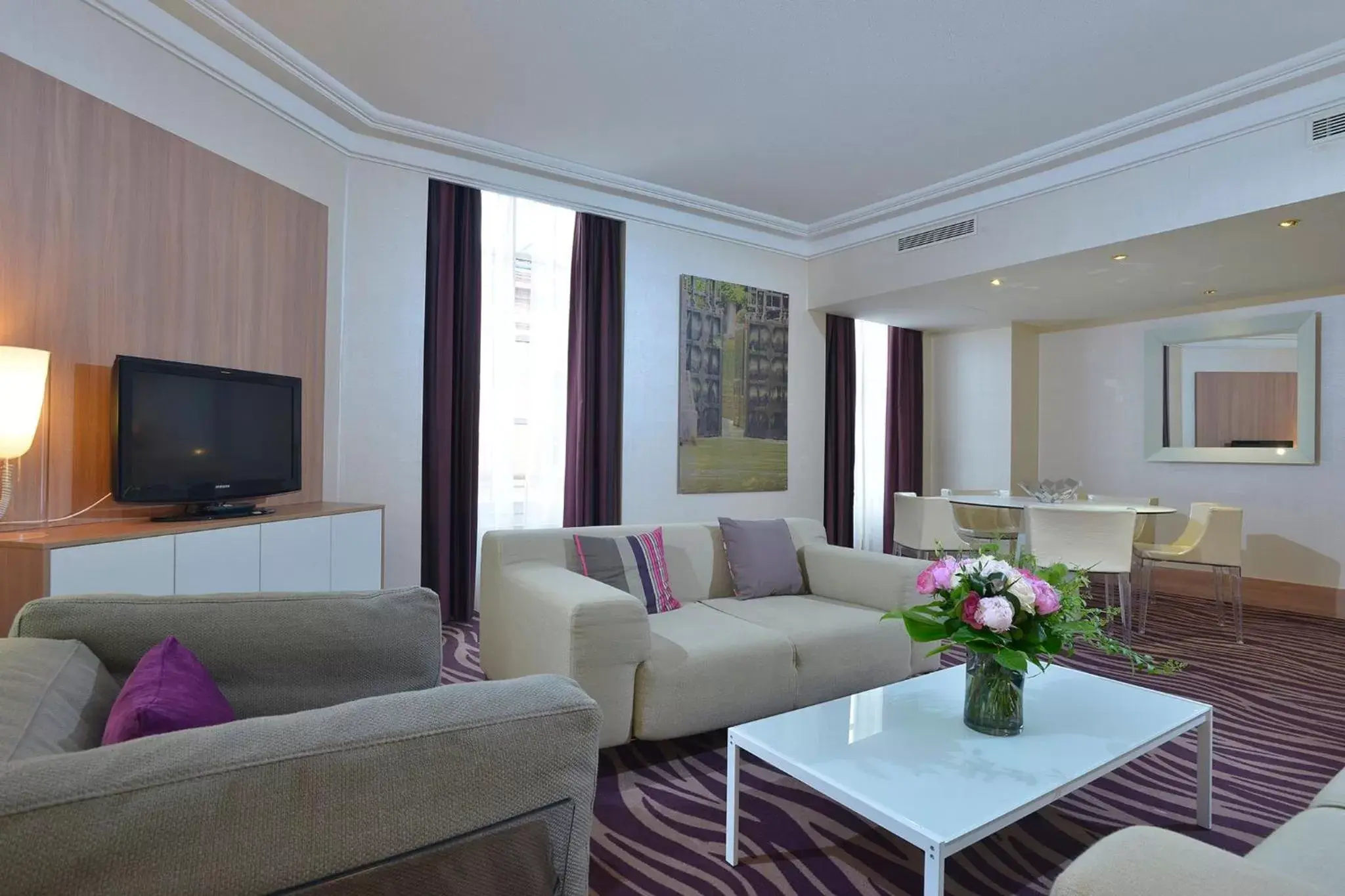 Photo of the whole room, Seating Area in Plaza Hotel Capitole Toulouse - Anciennement-formerly CROWNE PLAZA