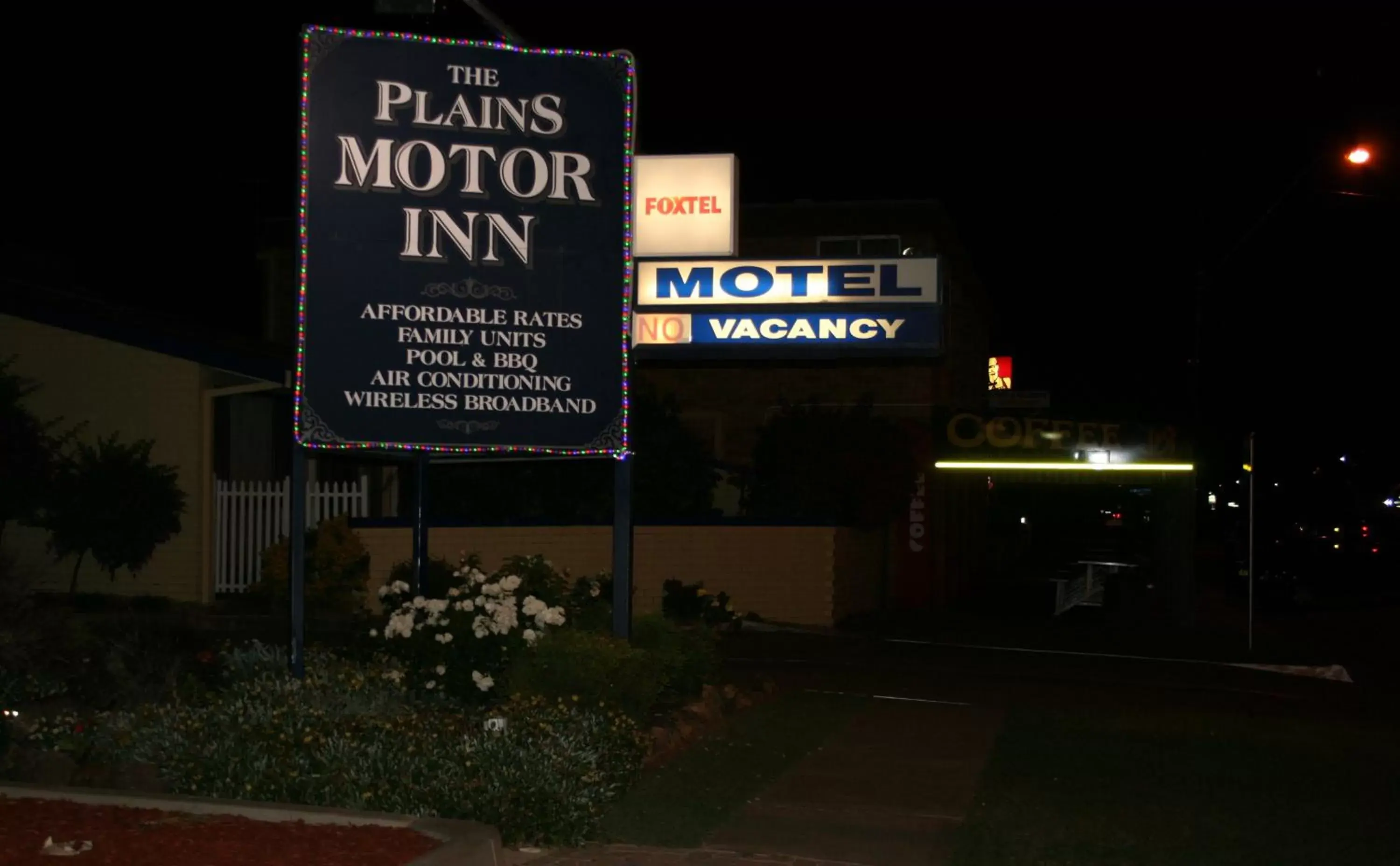 Night, Property Building in The Plains Motor Inn